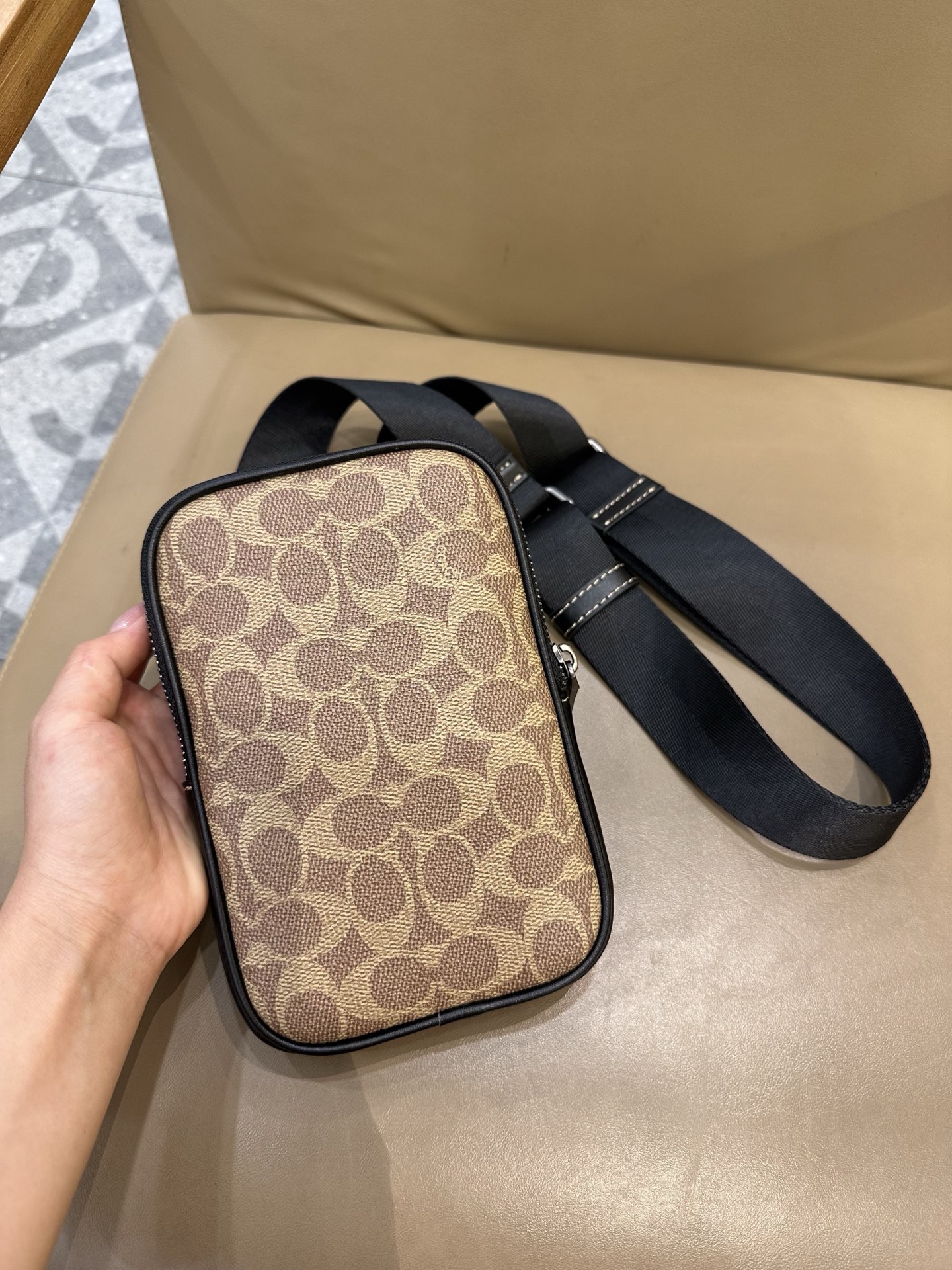 Coach COACH/蔻驰CW364 CS044奥莱款 标志印花 休闲男士单肩斜挎包 手机包相机包