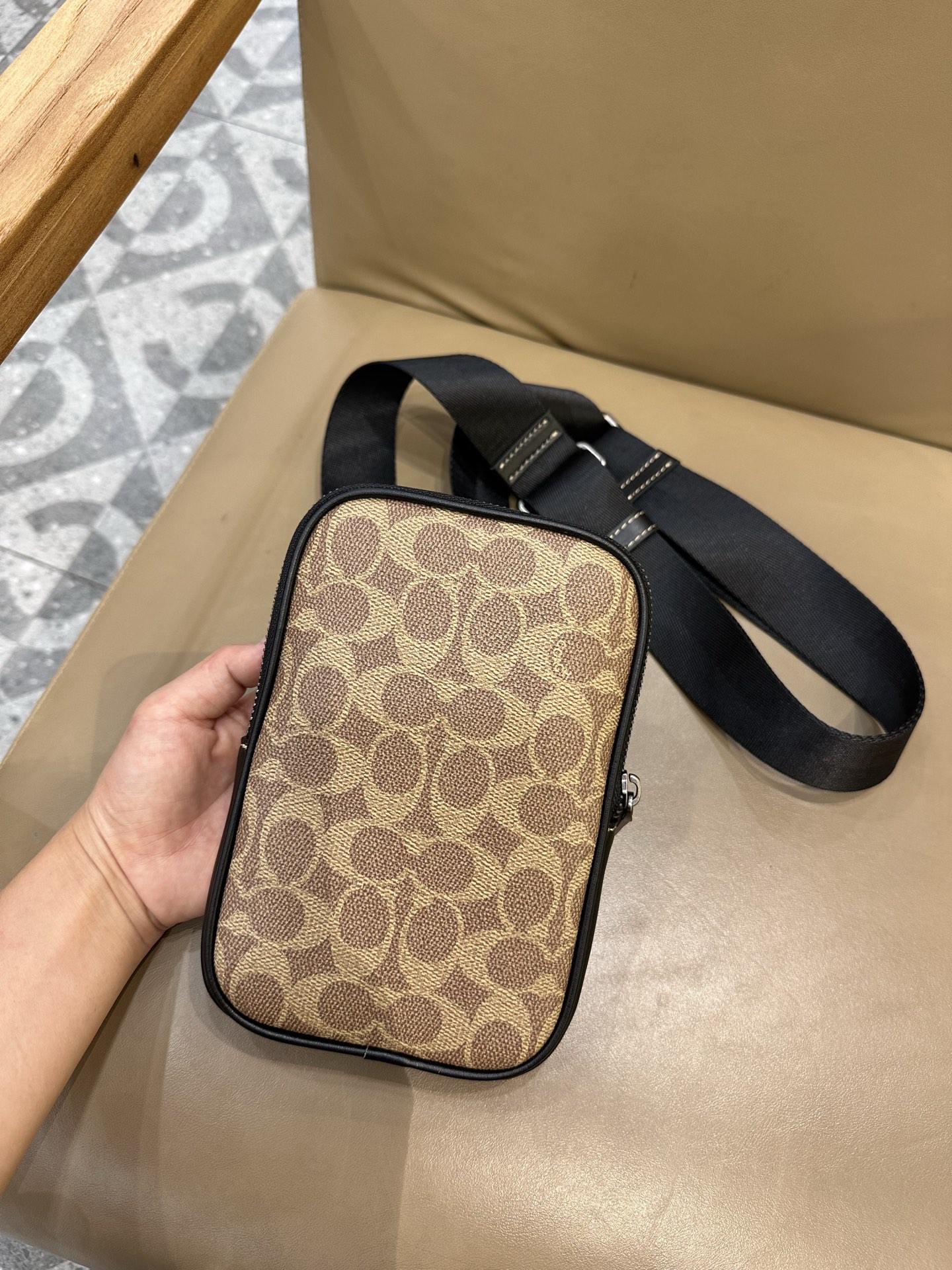 Coach COACH/蔻驰CW364 CS044奥莱款 标志印花 休闲男士单肩斜挎包 手机包相机包