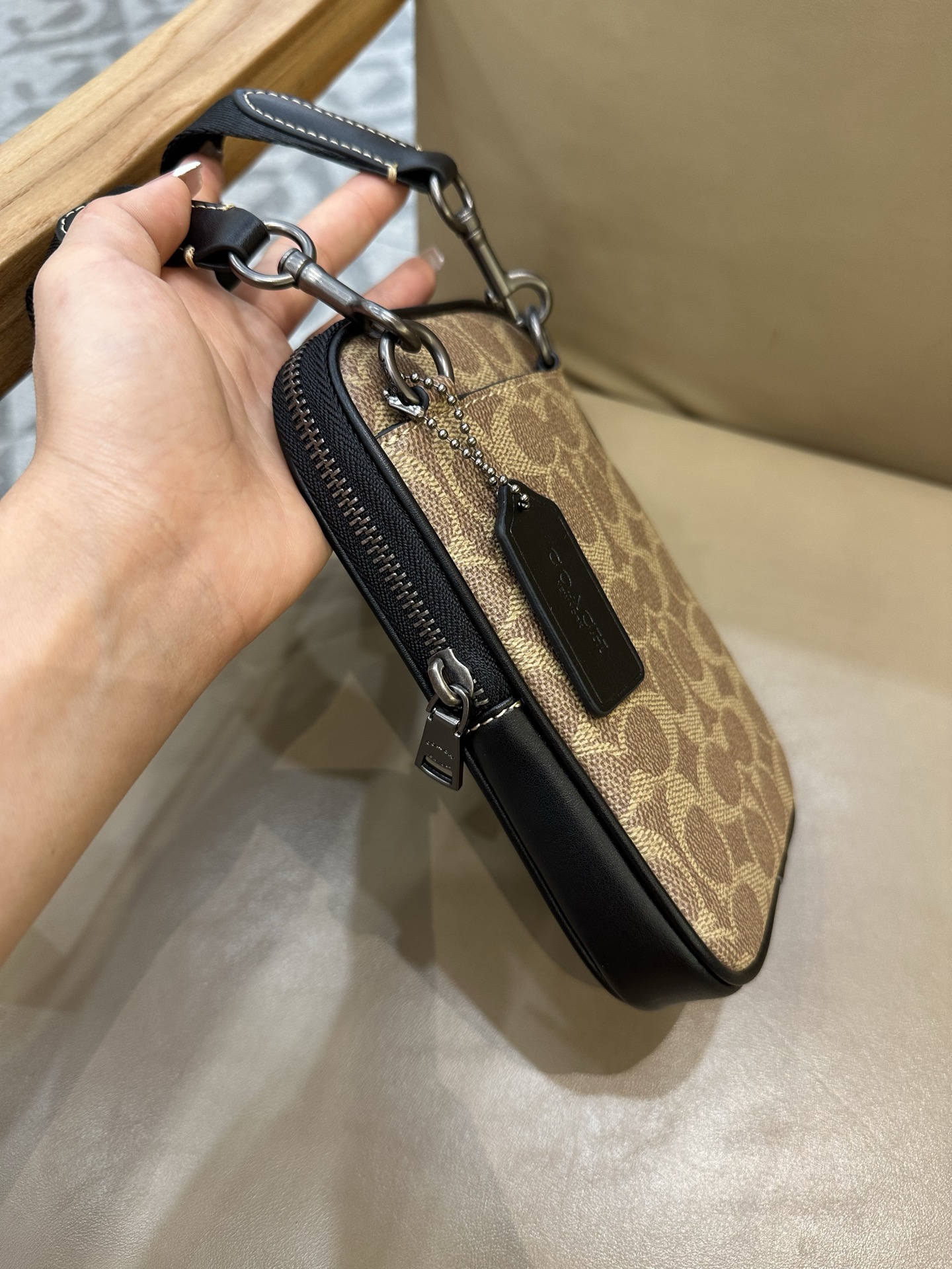 Coach COACH/蔻驰CW364 CS044奥莱款 标志印花 休闲男士单肩斜挎包 手机包相机包