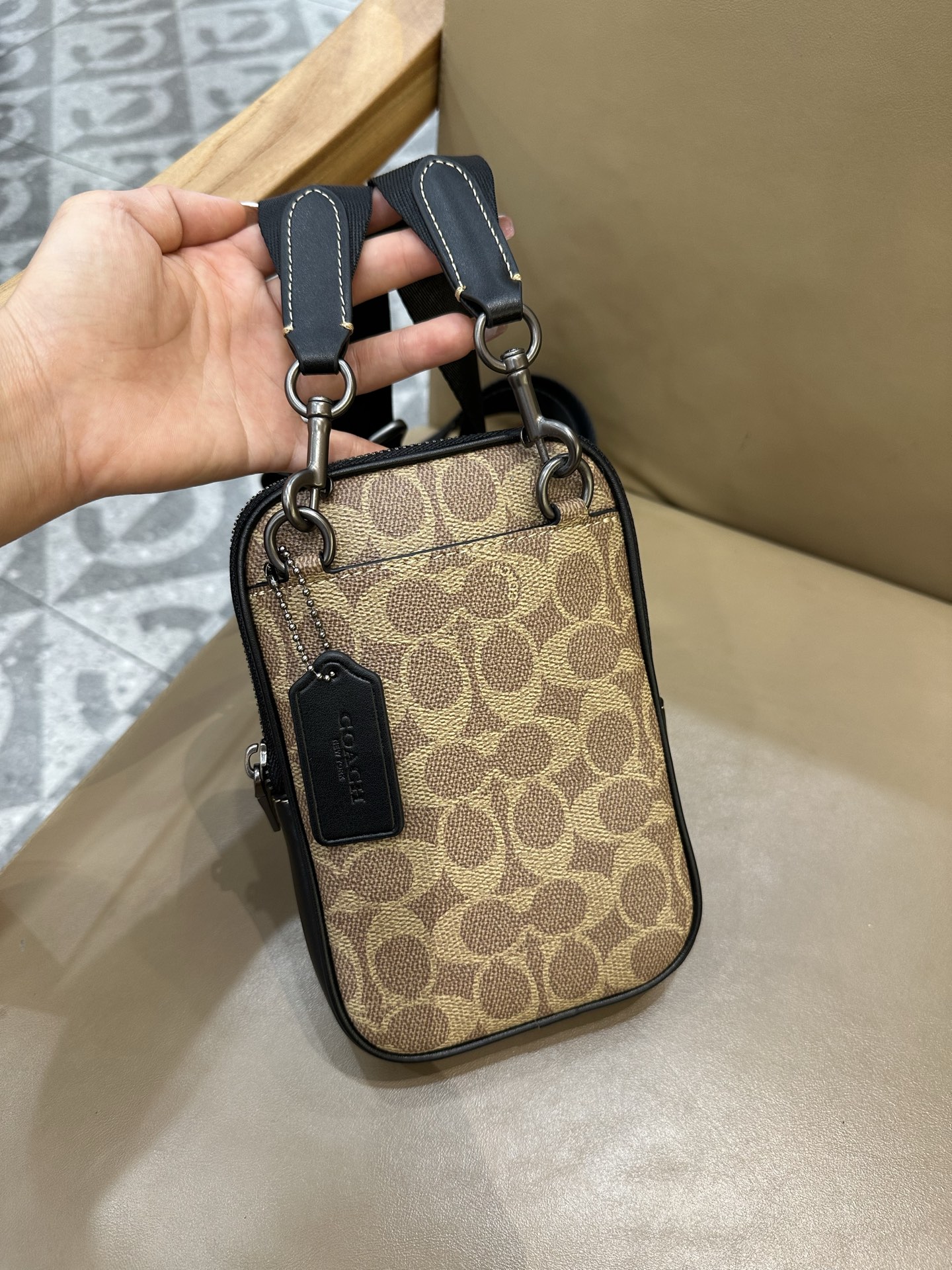 Coach COACH/蔻驰CW364 CS044奥莱款 标志印花 休闲男士单肩斜挎包 手机包相机包