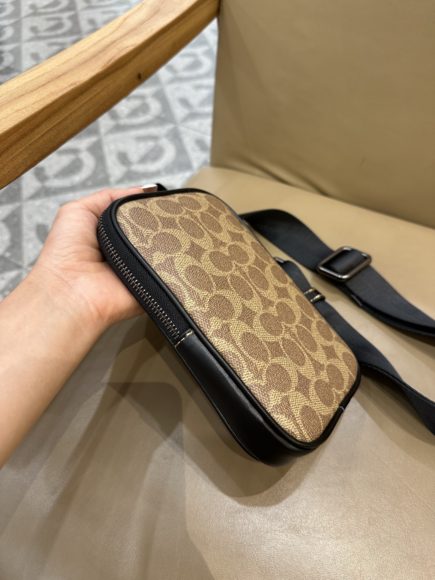 Coach COACH/蔻驰CW364 CS044奥莱款 标志印花 休闲男士单肩斜挎包 手机包相机包