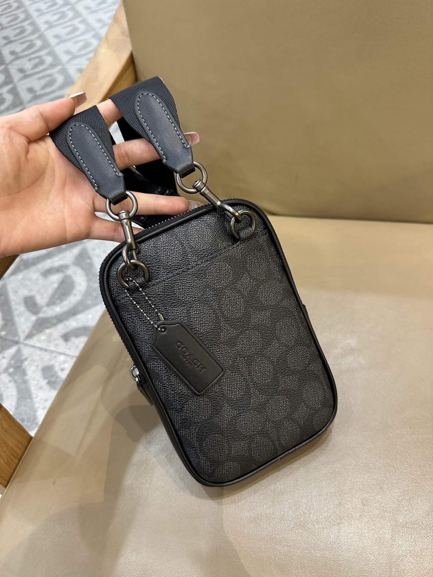 Coach COACH/蔻驰CW364 CS044奥莱款 标志印花 休闲男士单肩斜挎包 手机包相机包