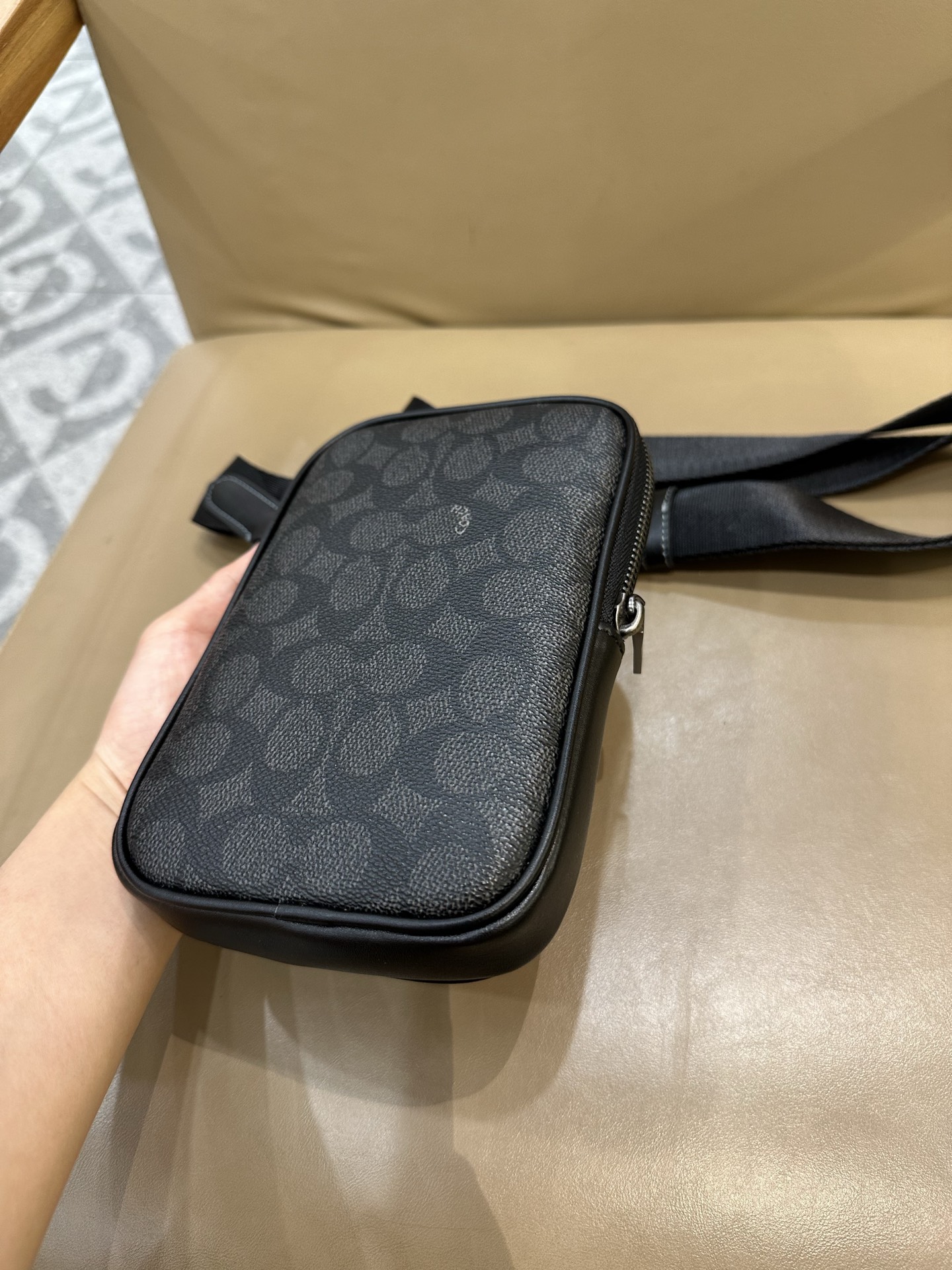 Coach COACH/蔻驰CW364 CS044奥莱款 标志印花 休闲男士单肩斜挎包 手机包相机包