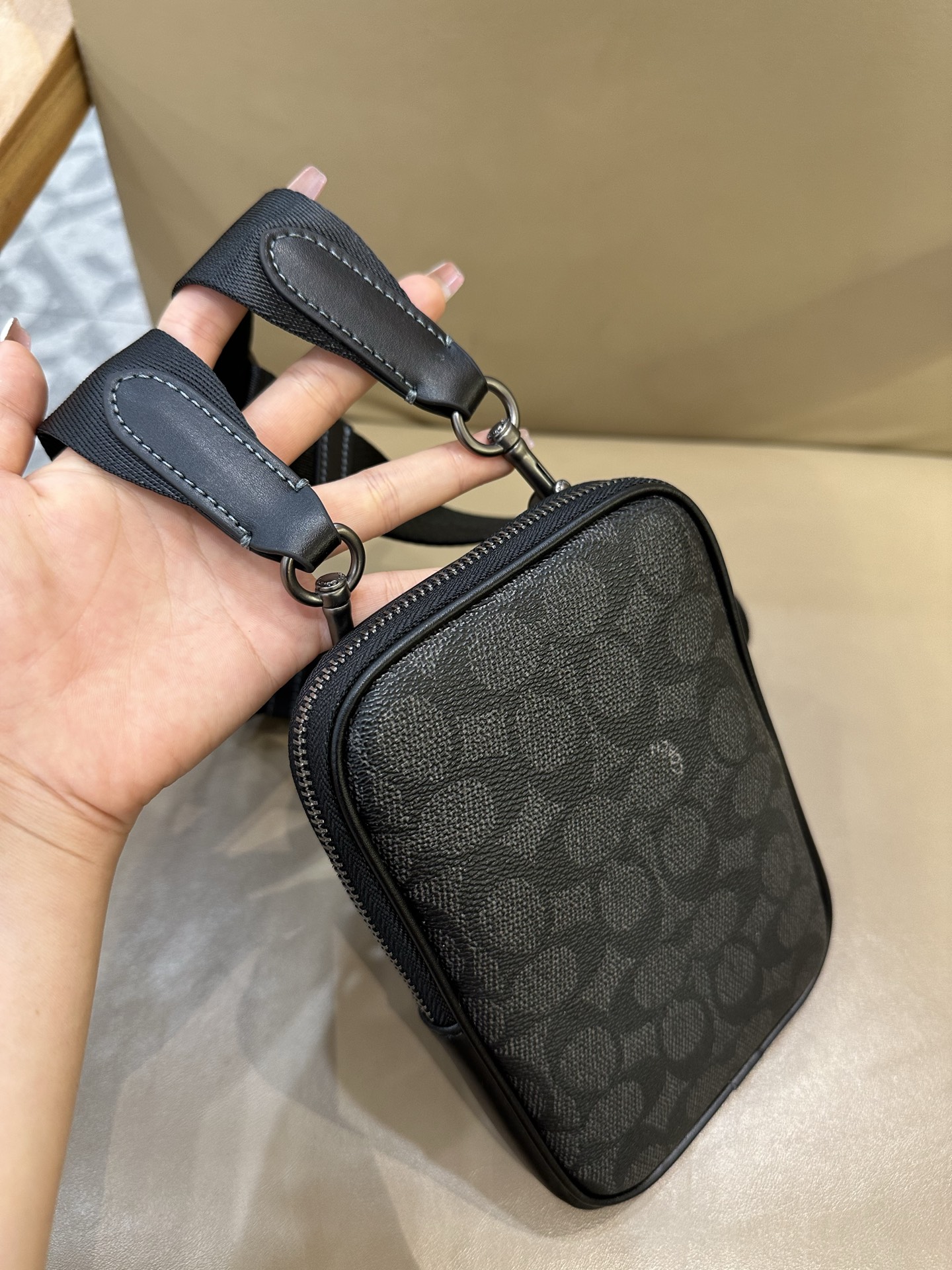 Coach COACH/蔻驰CW364 CS044奥莱款 标志印花 休闲男士单肩斜挎包 手机包相机包
