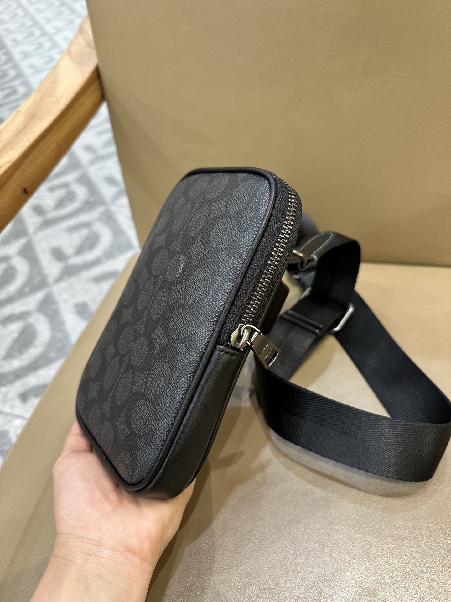 Coach COACH/蔻驰CW364 CS044奥莱款 标志印花 休闲男士单肩斜挎包 手机包相机包