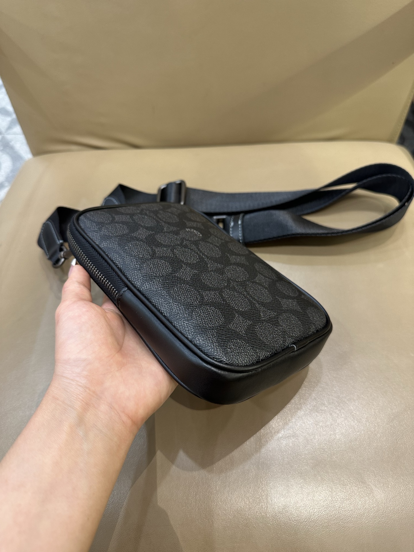 Coach COACH/蔻驰CW364 CS044奥莱款 标志印花 休闲男士单肩斜挎包 手机包相机包