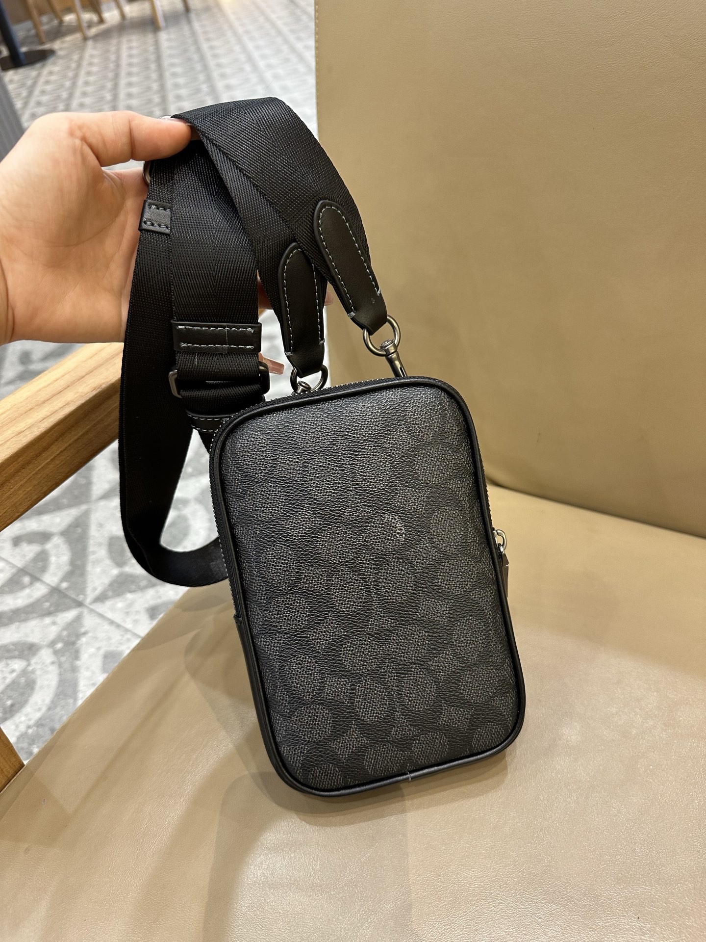 Coach COACH/蔻驰CW364 CS044奥莱款 标志印花 休闲男士单肩斜挎包 手机包相机包