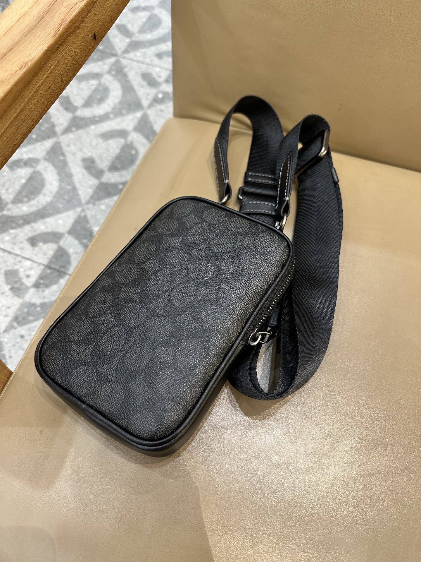 Coach COACH/蔻驰CW364 CS044奥莱款 标志印花 休闲男士单肩斜挎包 手机包相机包