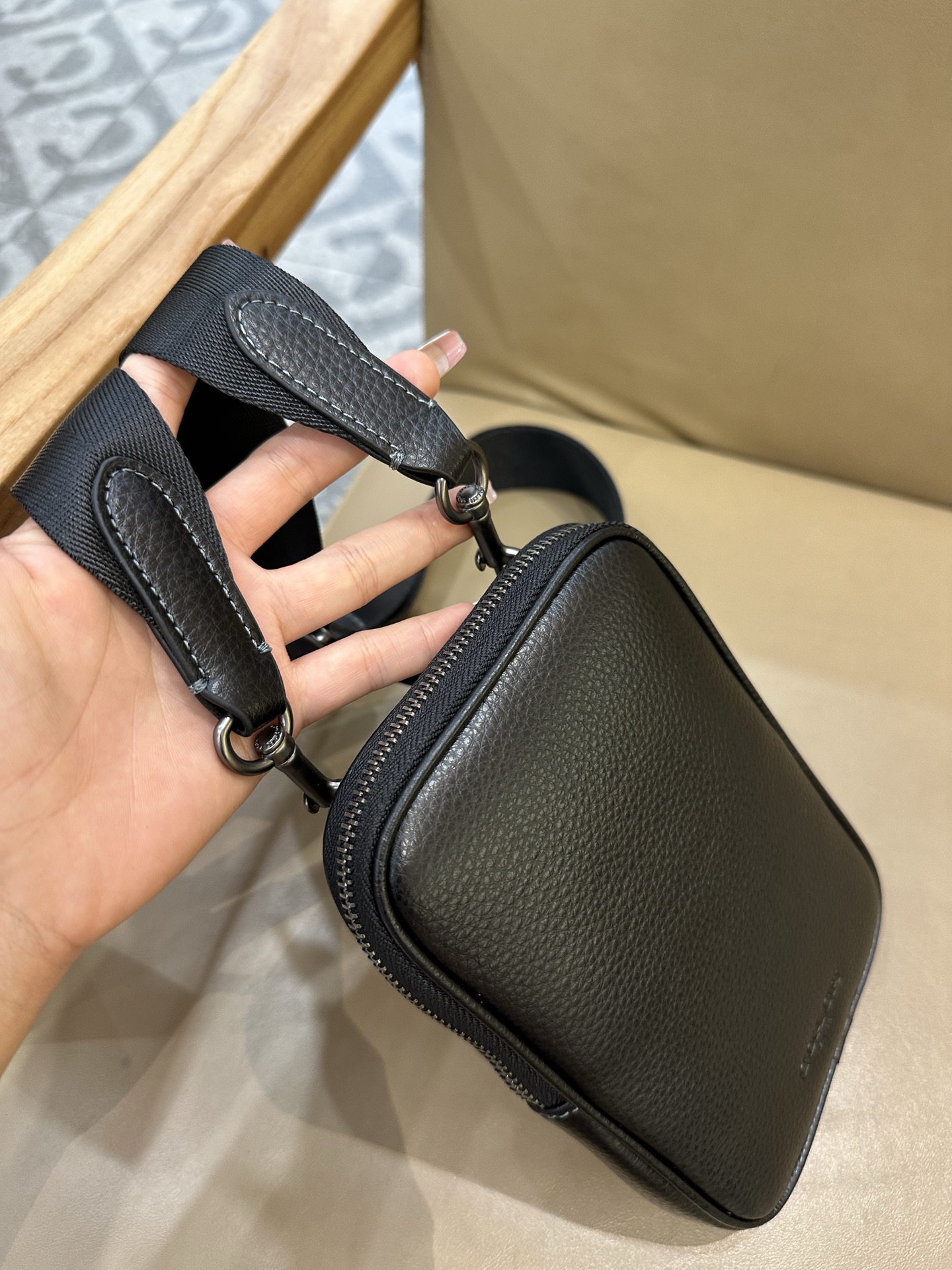 Coach COACH/蔻驰CW364 CS044奥莱款 标志印花 休闲男士单肩斜挎包 手机包相机包