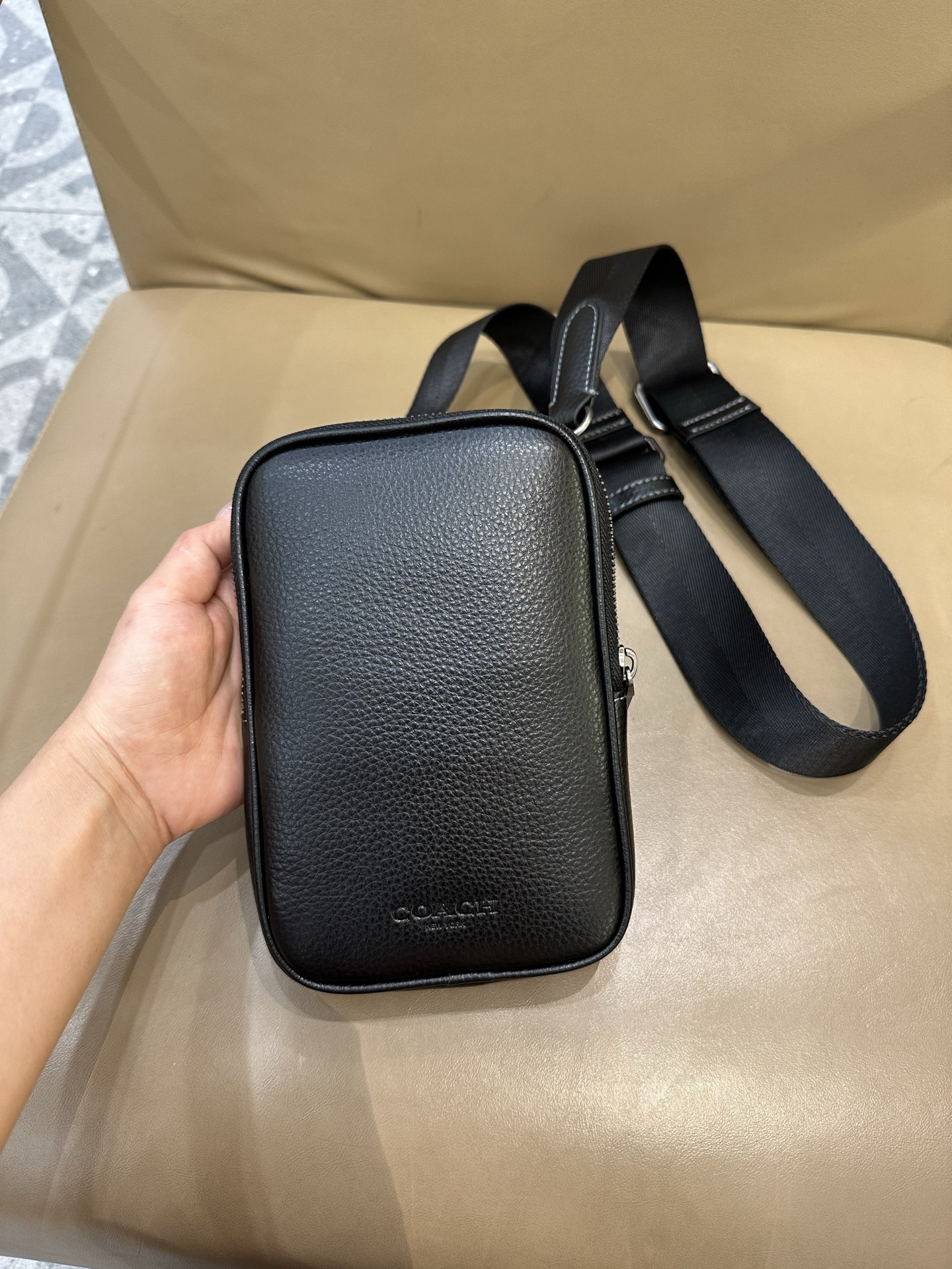 Coach COACH/蔻驰CW364 CS044奥莱款 标志印花 休闲男士单肩斜挎包 手机包相机包