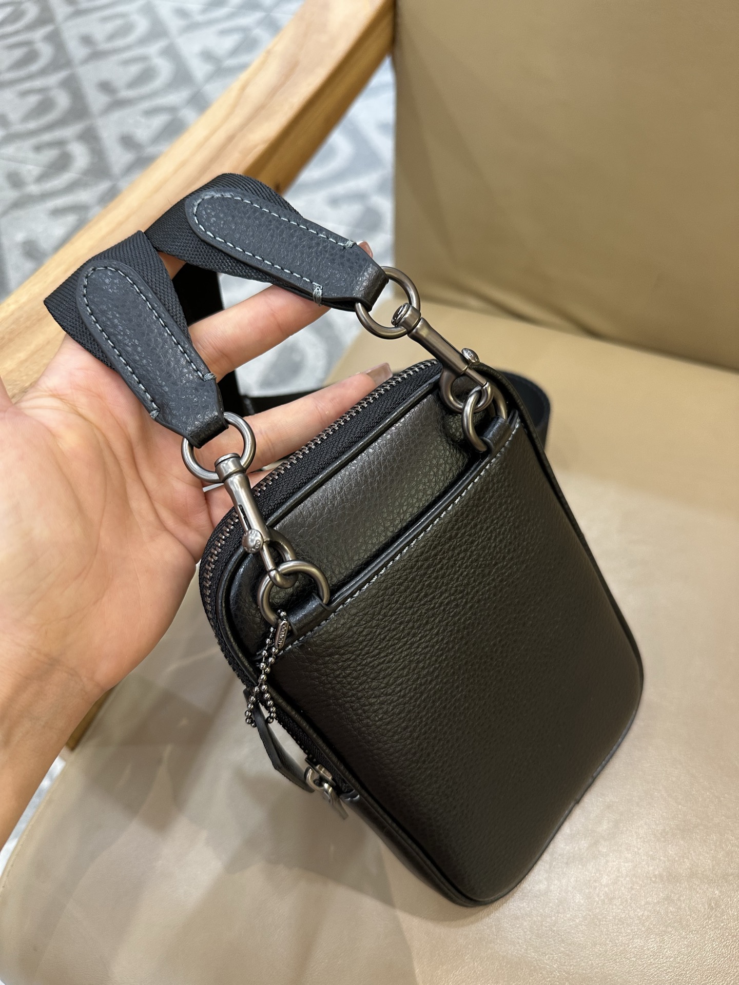 Coach COACH/蔻驰CW364 CS044奥莱款 标志印花 休闲男士单肩斜挎包 手机包相机包