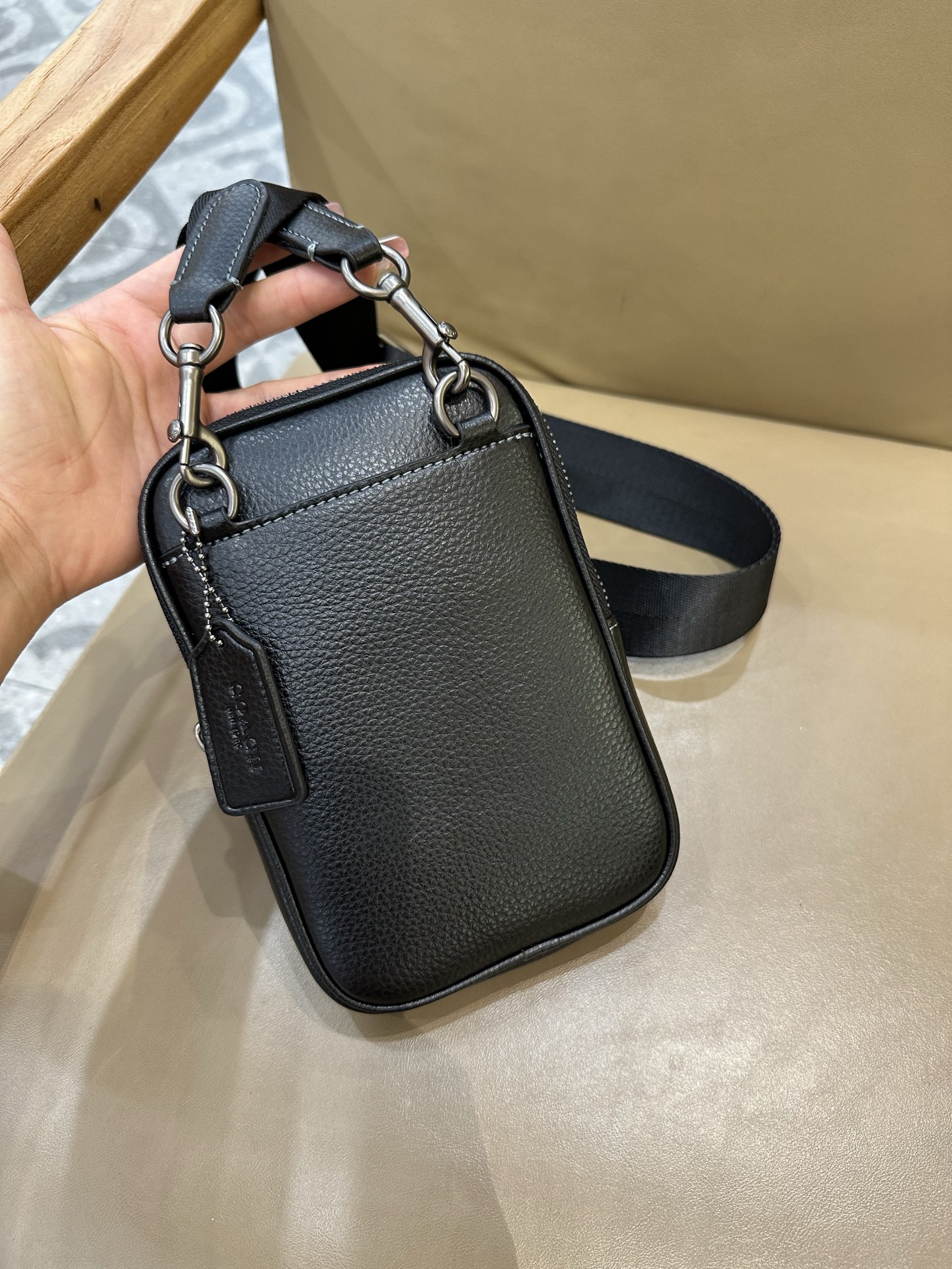 Coach COACH/蔻驰CW364 CS044奥莱款 标志印花 休闲男士单肩斜挎包 手机包相机包