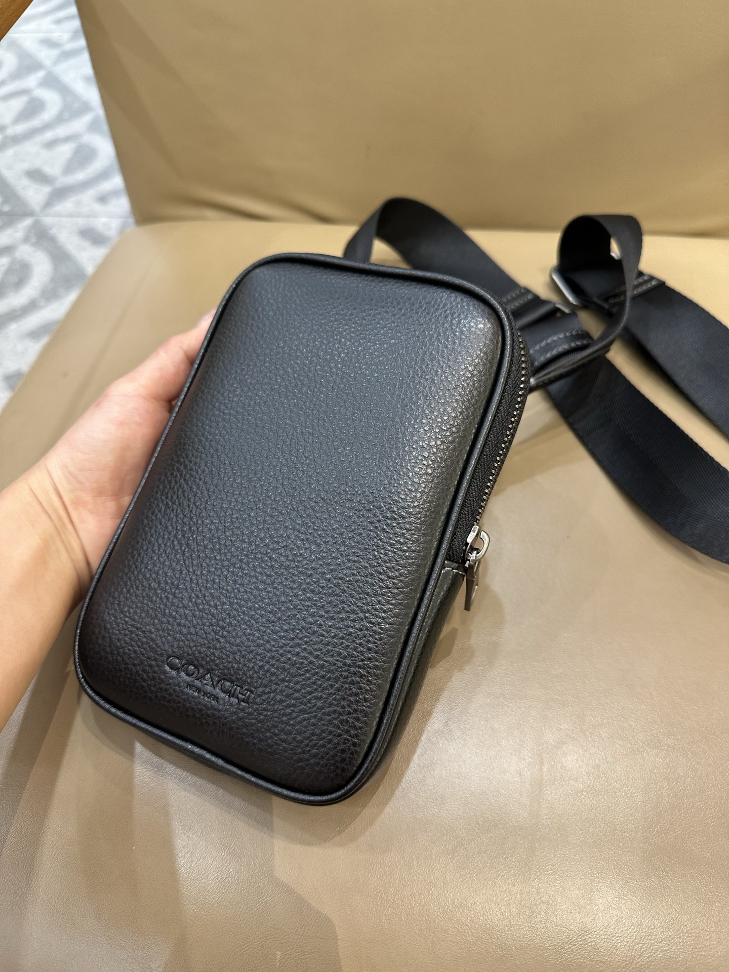 Coach COACH/蔻驰CW364 CS044奥莱款 标志印花 休闲男士单肩斜挎包 手机包相机包