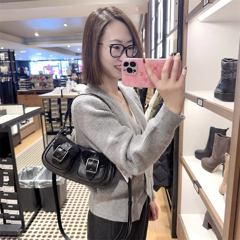 Coach CY658 黑色上身效果图