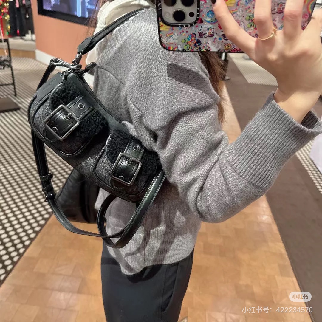 Coach CY658 黑色上身效果图