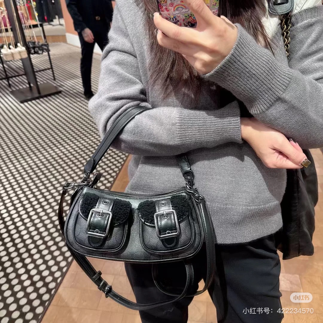 Coach CY658 黑色上身效果图