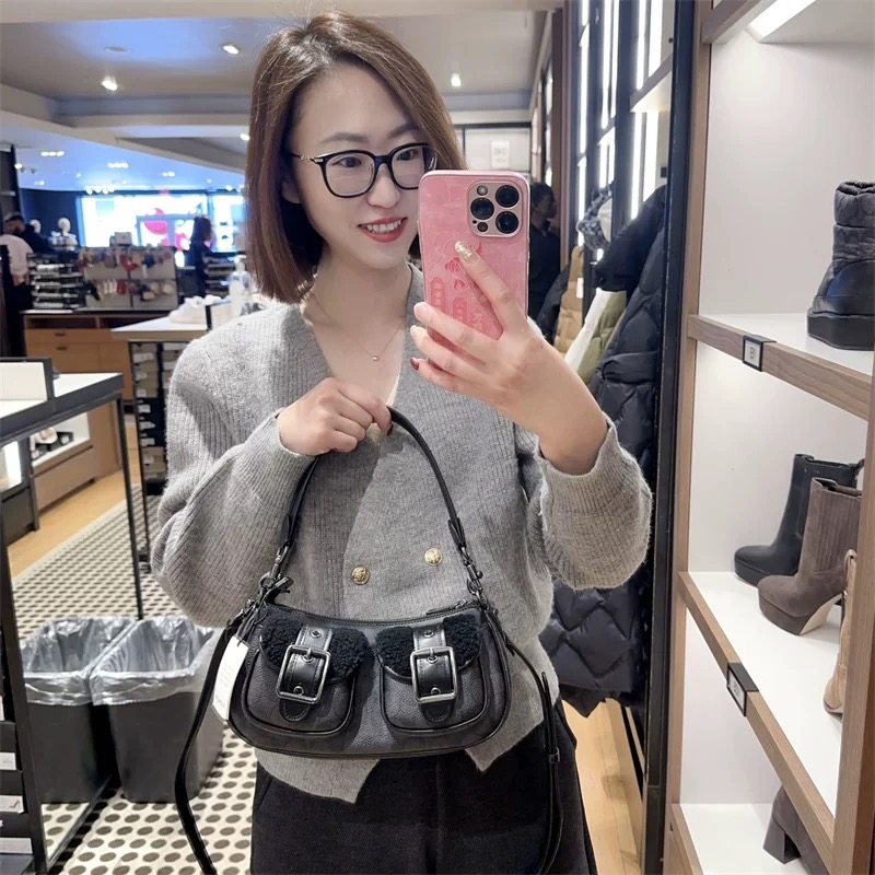 Coach CY658 黑色上身效果图