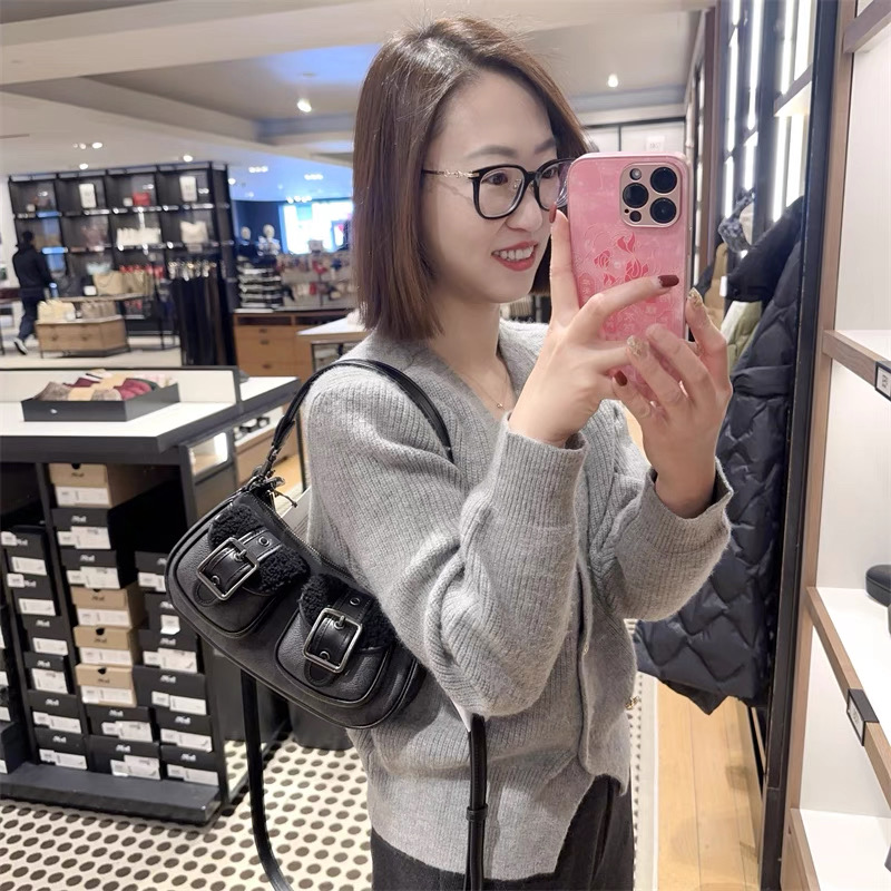 Coach CY658 黑色上身效果图