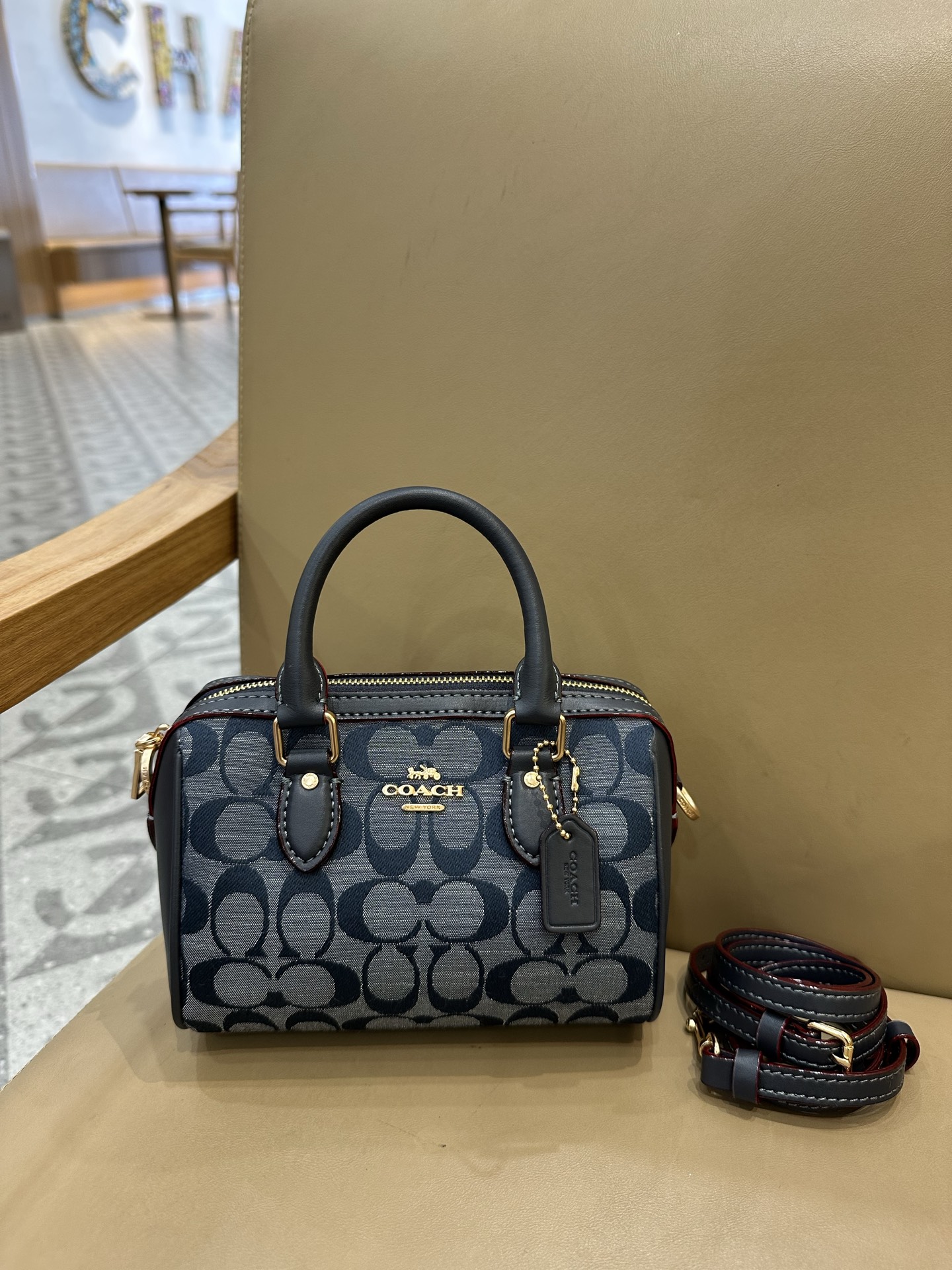 Coach Mini Boston Pillow Tas CH160: Klassieke Stijl, Veelzijdig Draagcomfort