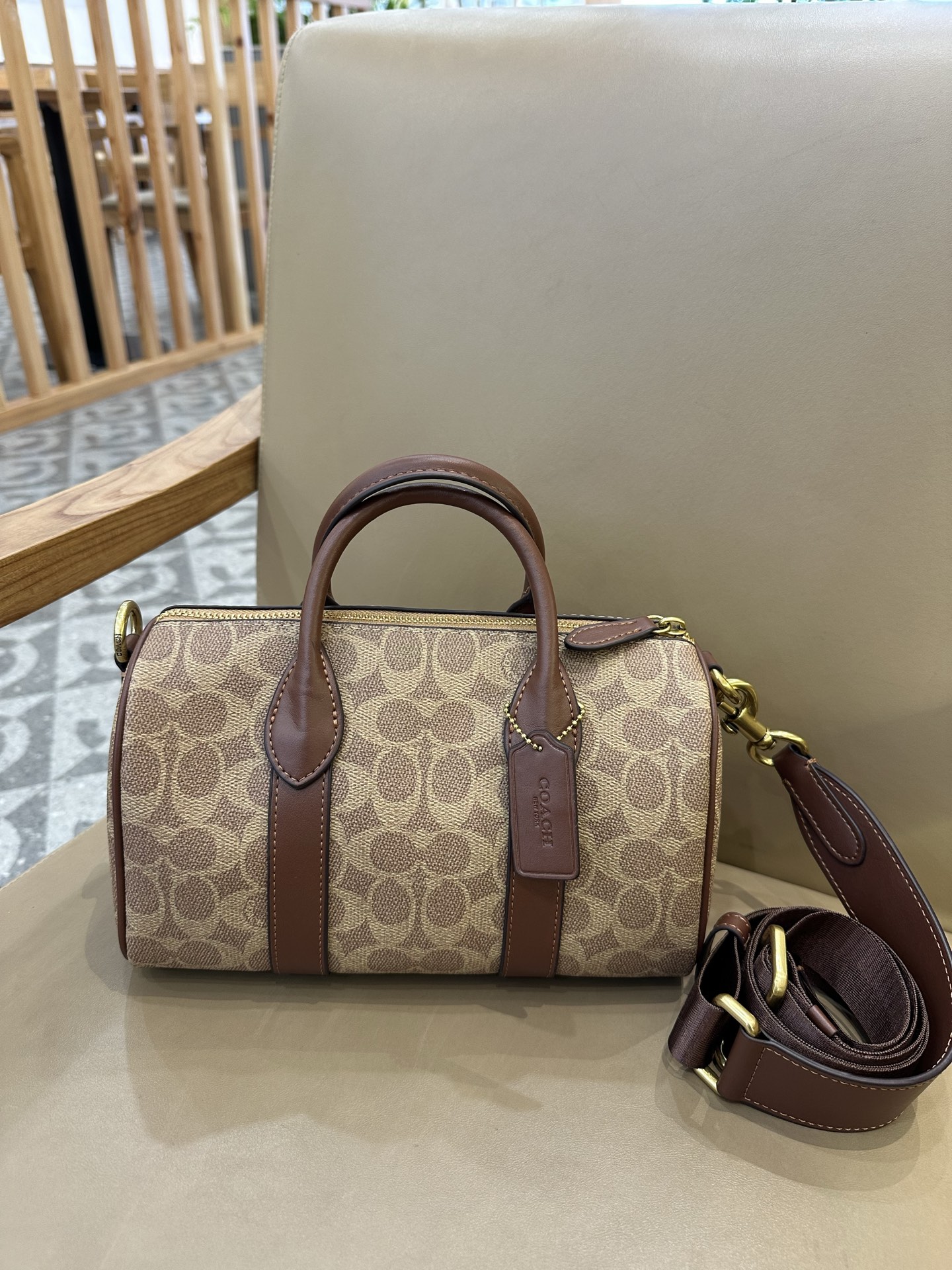 Coach Compass Boston Bag 25 - Bolso Pillow con Logo Clásico para Hombre y Mujer