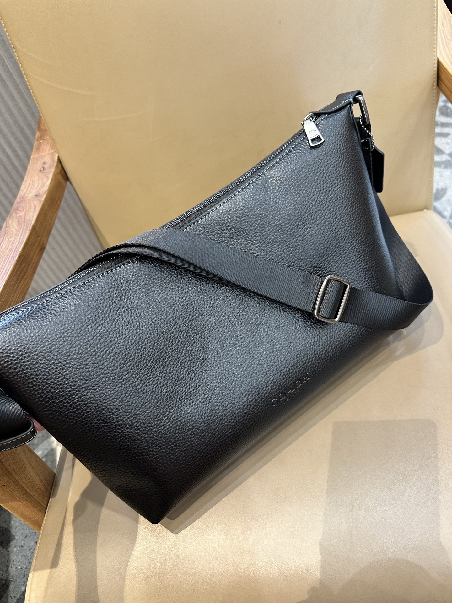 Coach 新款COACH/蔻驰奥莱CAJ91 CAJ86 CAJ70 男士大号松弛感流浪包