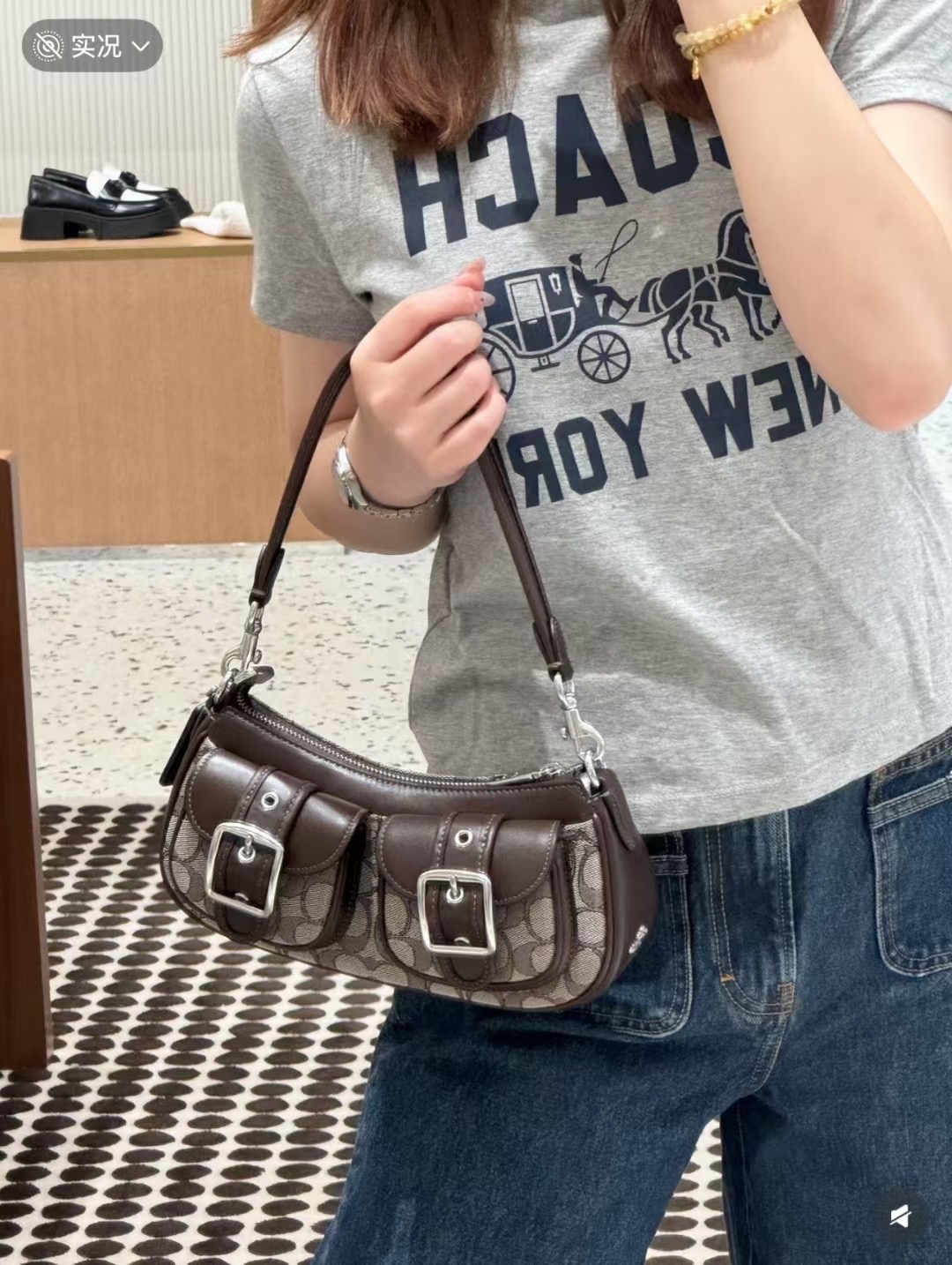 Coach CBJ00 枫叶棕 上身效果图