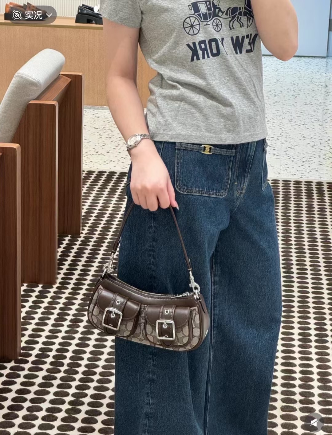 Coach CBJ00 枫叶棕 上身效果图