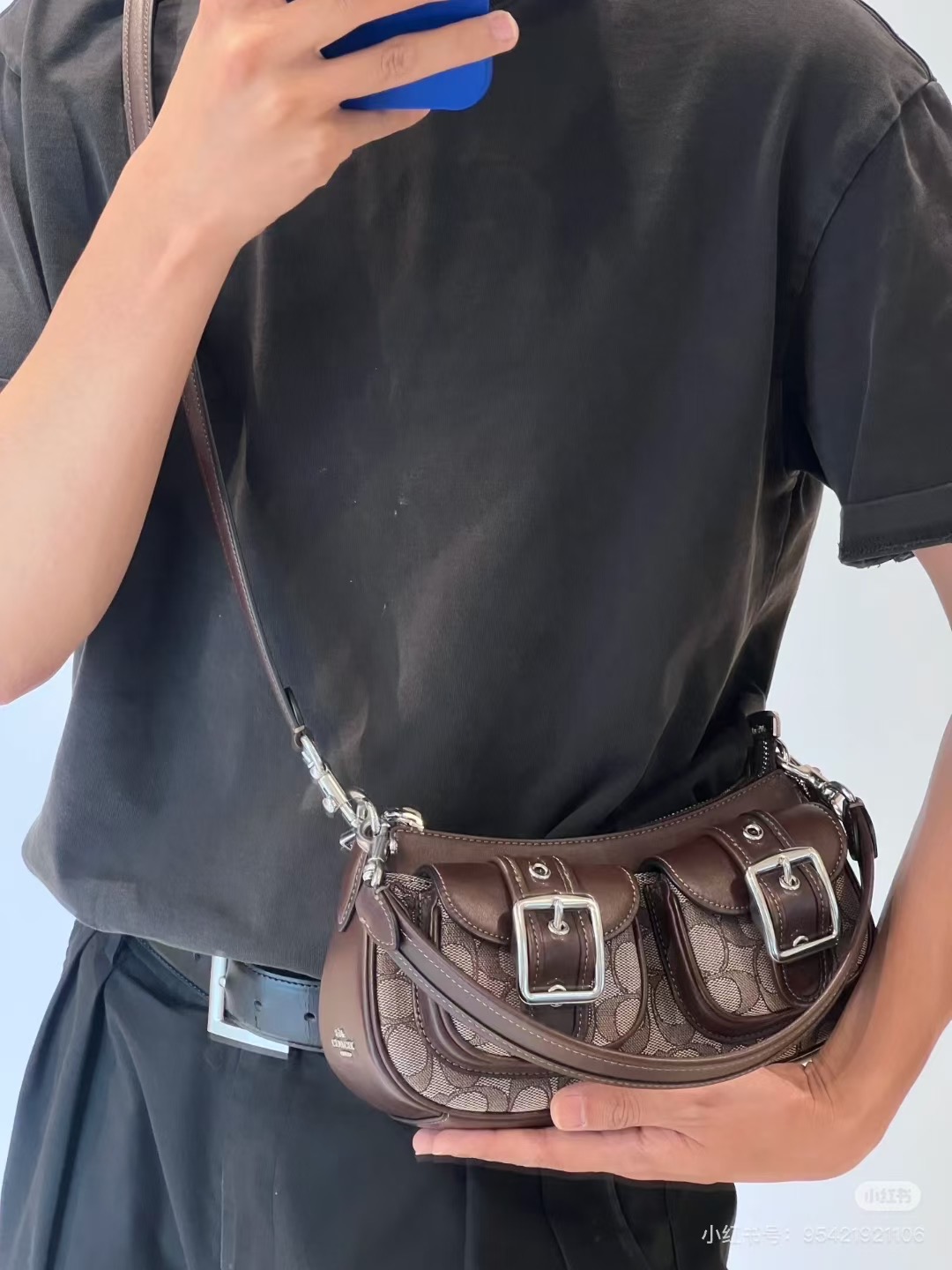 Coach CBJ00 枫叶棕 上身效果图
