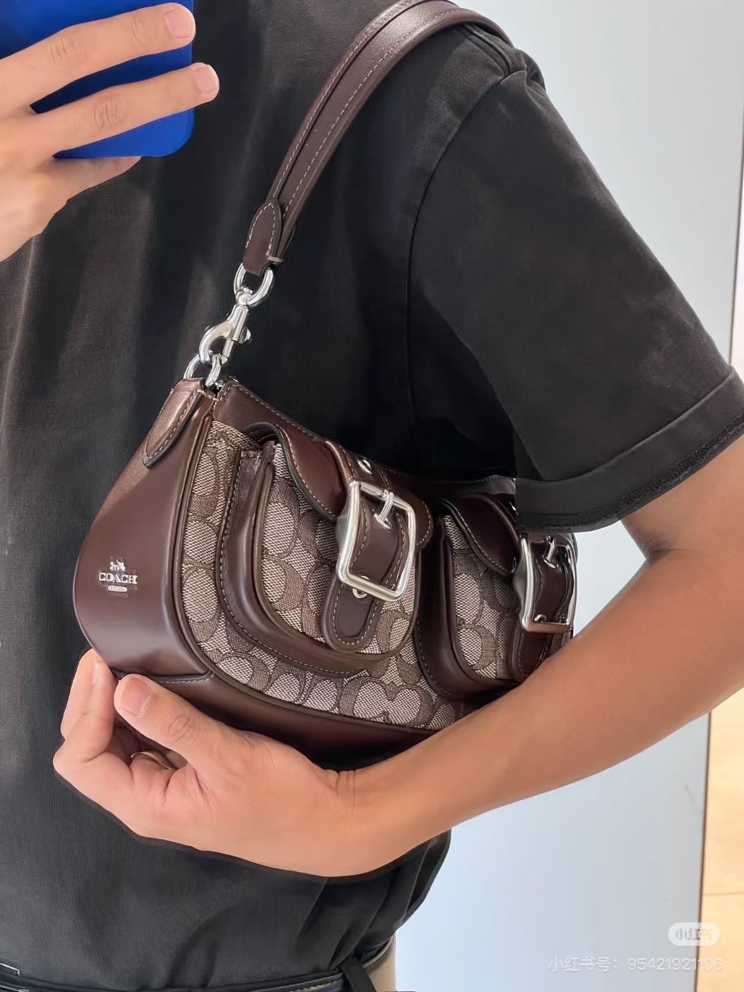 Coach CBJ00 枫叶棕 上身效果图