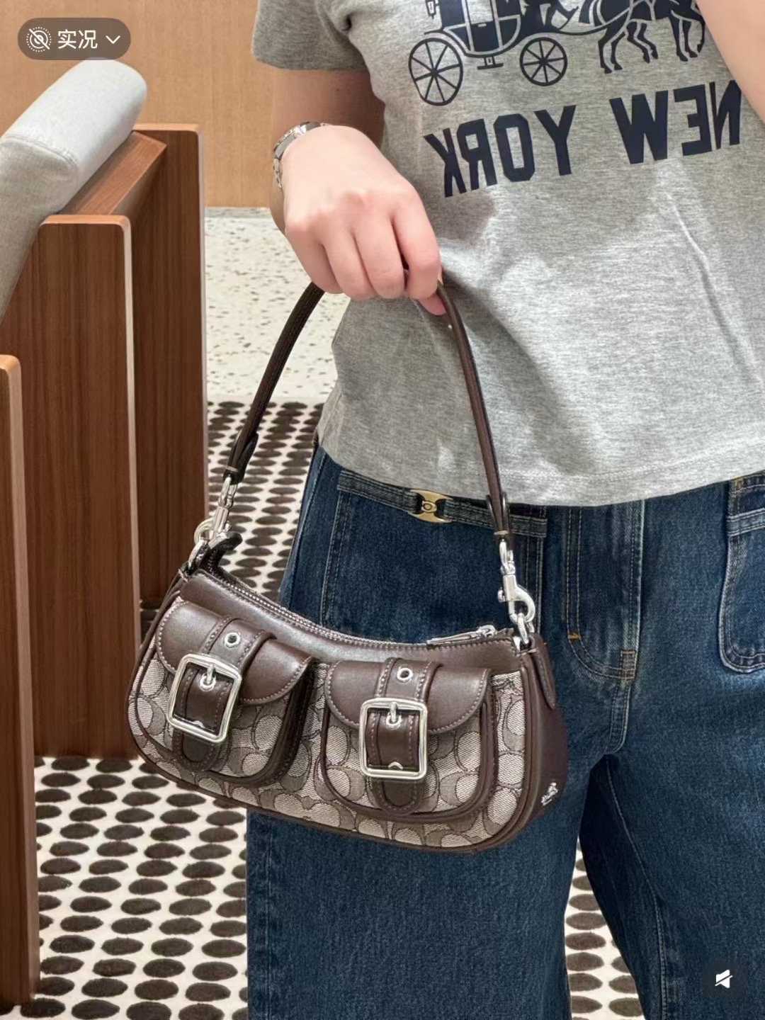 Coach CBJ00 枫叶棕 上身效果图