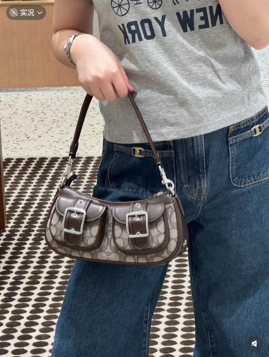 Coach CBJ00 枫叶棕 上身效果图