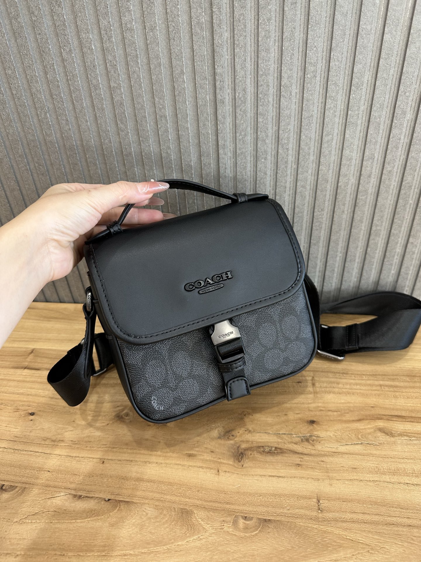 Coach 新款COACH/蔻驰CBG12 CBG13奥莱男士老花顶部手柄炭黑色RACER斜挎包牛皮革配人造革