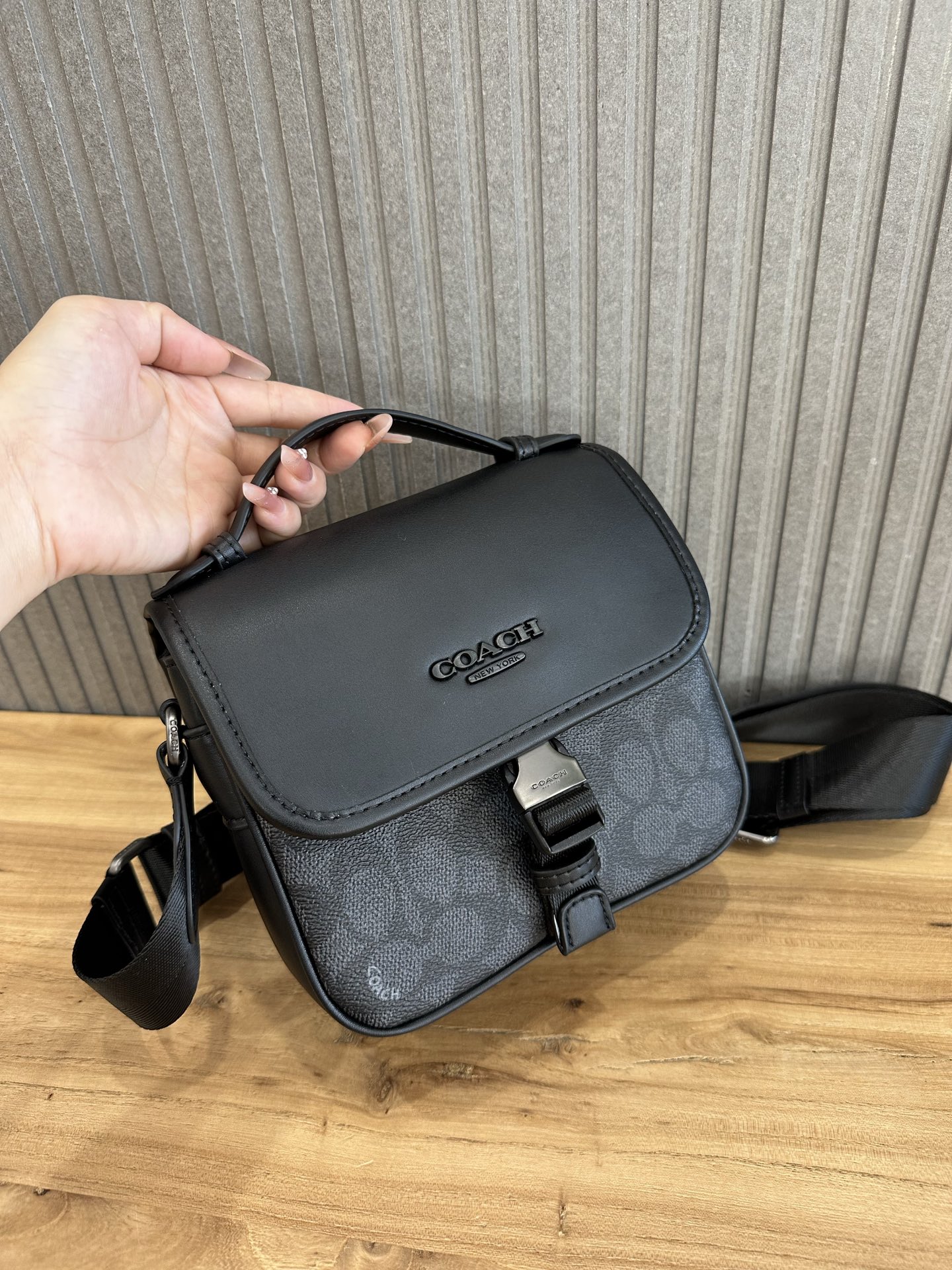 Coach 新款COACH/蔻驰CBG12 CBG13奥莱男士老花顶部手柄炭黑色RACER斜挎包牛皮革配人造革