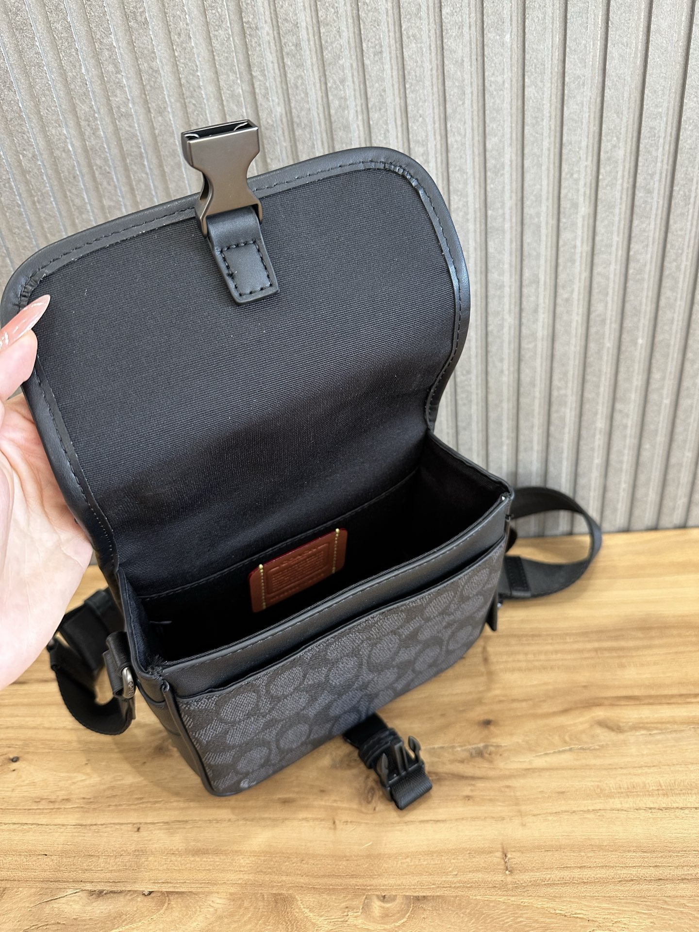 Coach 新款COACH/蔻驰CBG12 CBG13奥莱男士老花顶部手柄炭黑色RACER斜挎包牛皮革配人造革