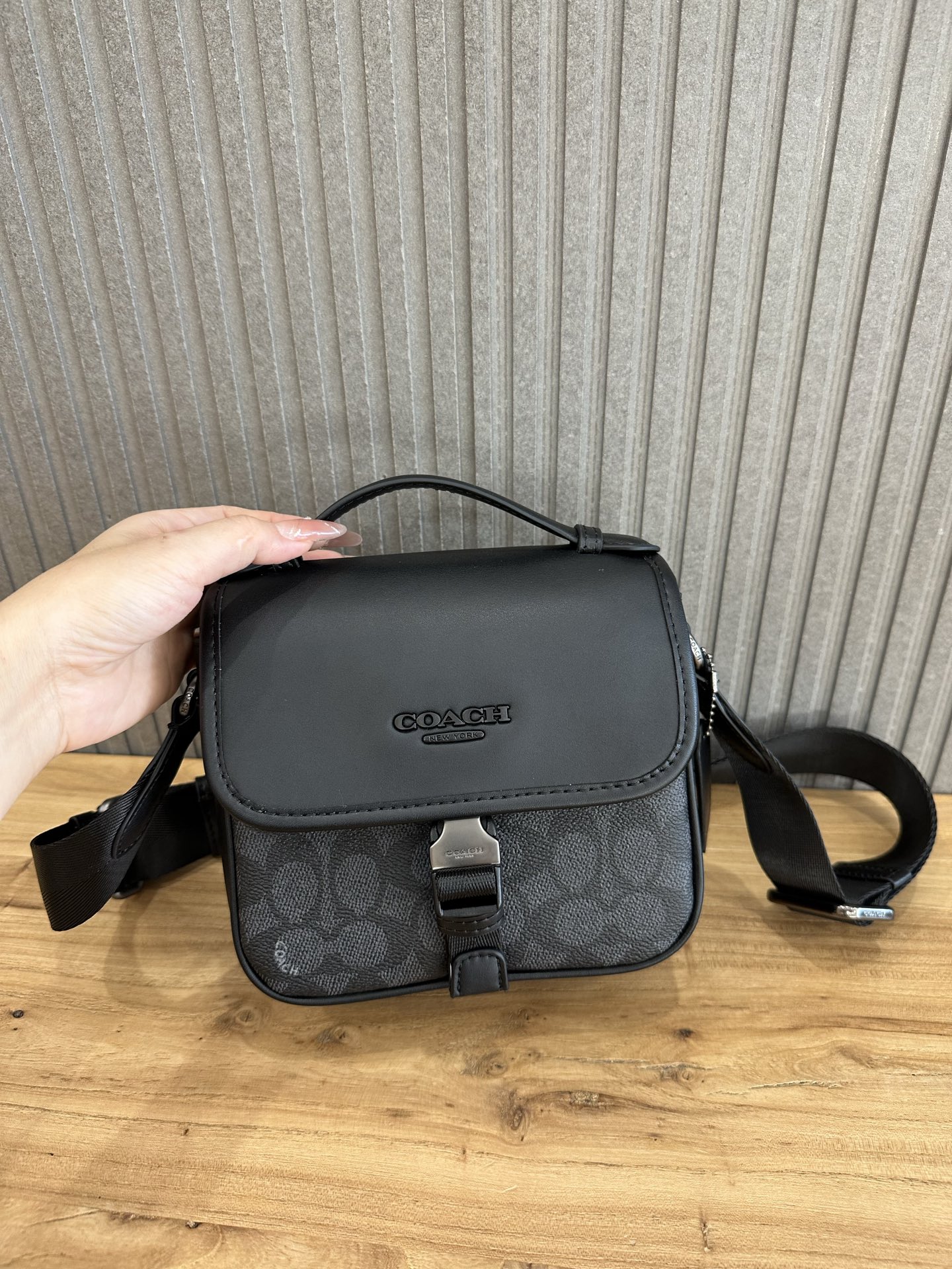 Coach 新款COACH/蔻驰CBG12 CBG13奥莱男士老花顶部手柄炭黑色RACER斜挎包牛皮革配人造革