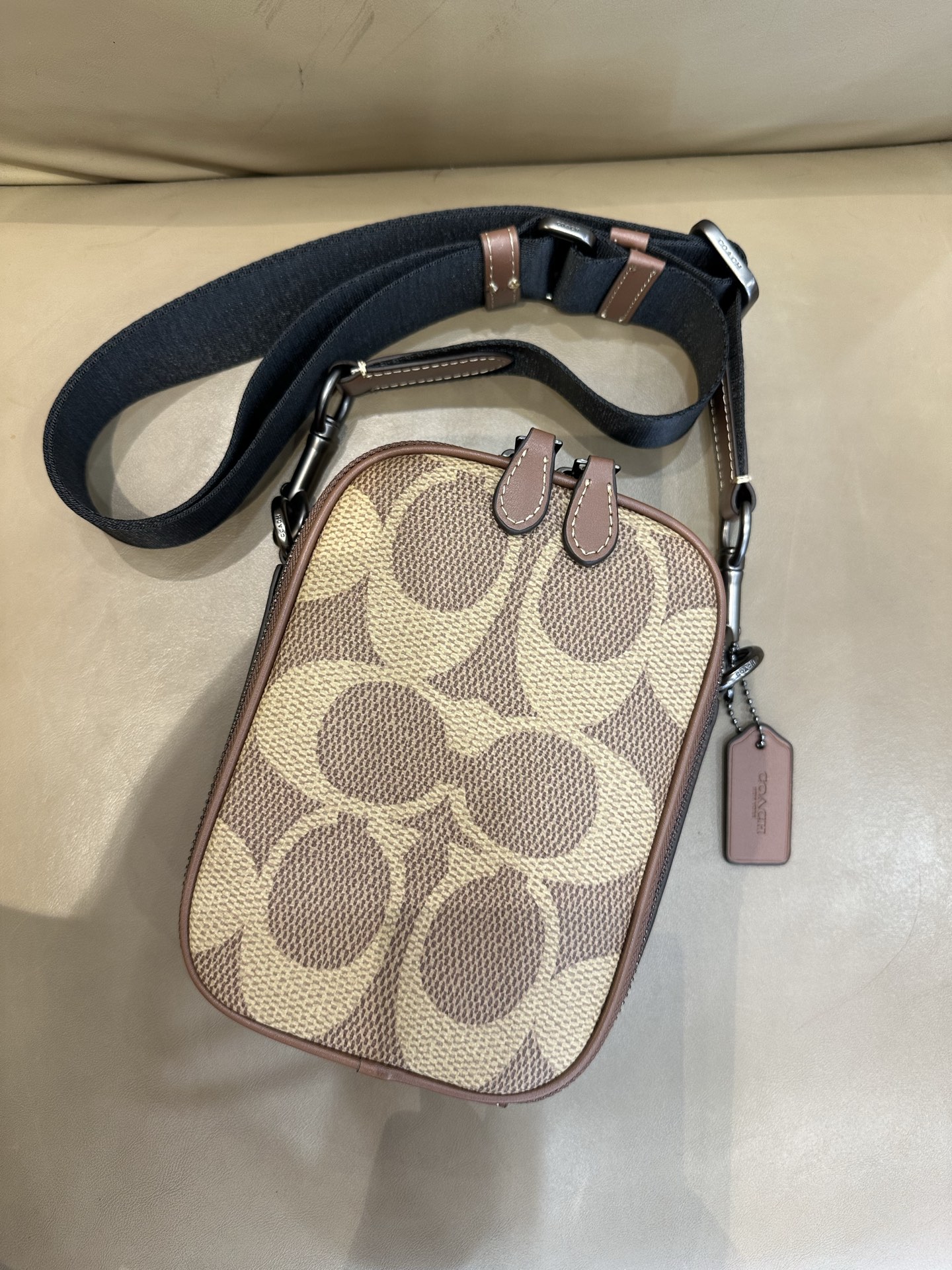 Coach 新款Coach蔻驰CBI33 Stanton Crossbody小方包手机包黑色 老花大logo设计 日常又不失