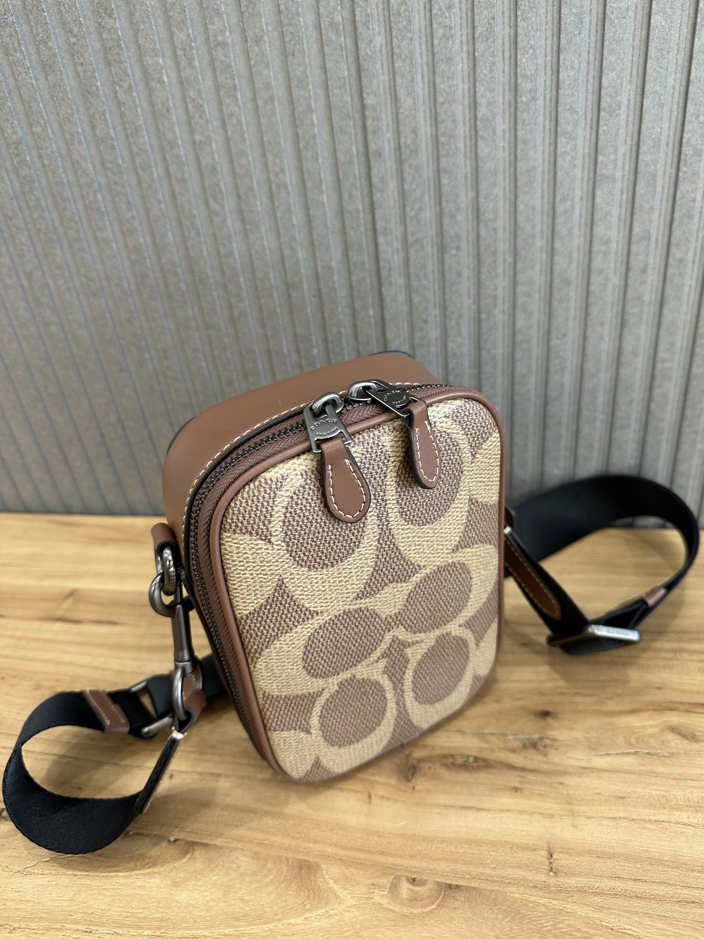 Coach 新款Coach蔻驰CBI33 Stanton Crossbody小方包手机包黑色 老花大logo设计 日常又不失