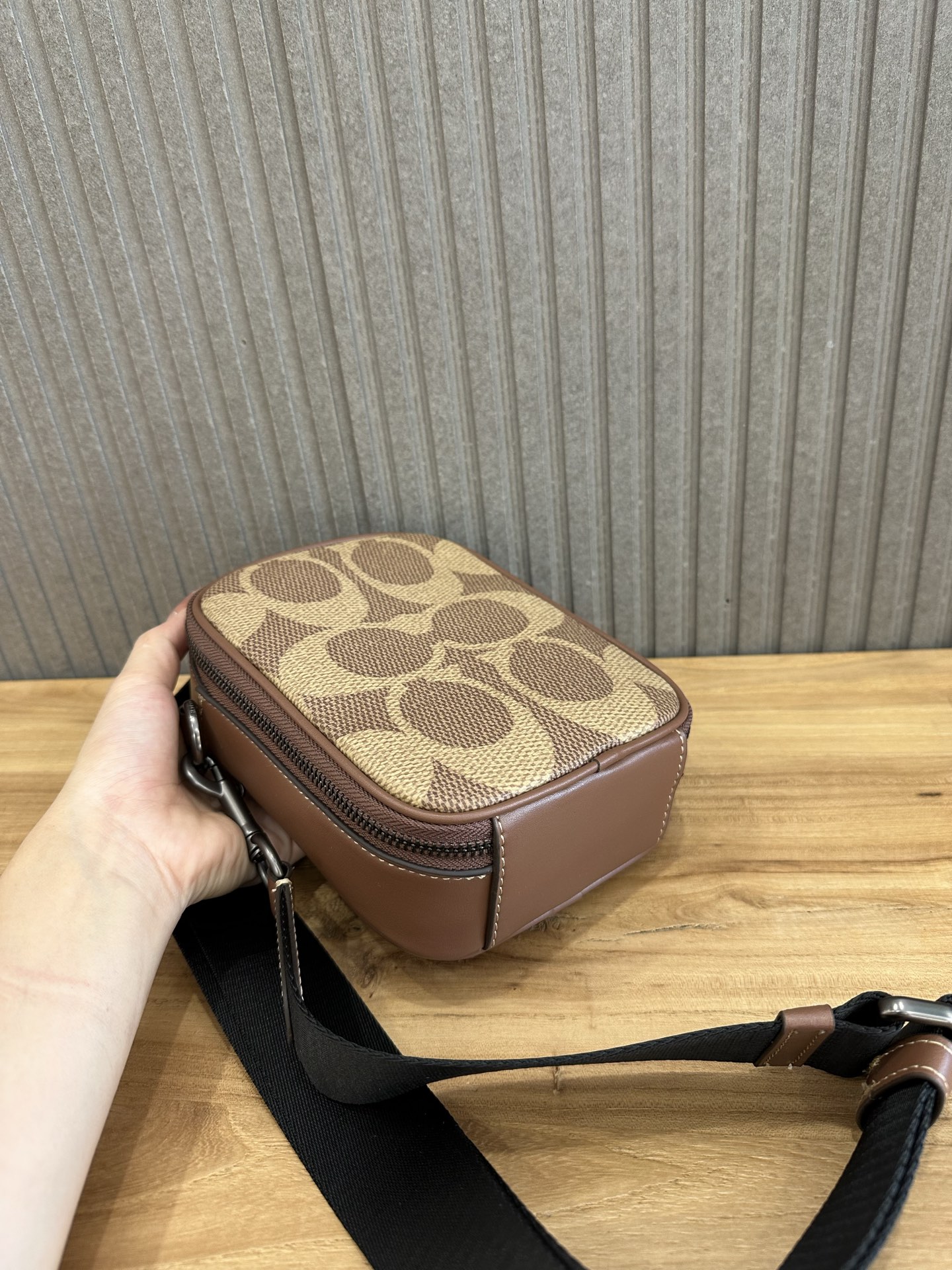 Coach 新款Coach蔻驰CBI33 Stanton Crossbody小方包手机包黑色 老花大logo设计 日常又不失