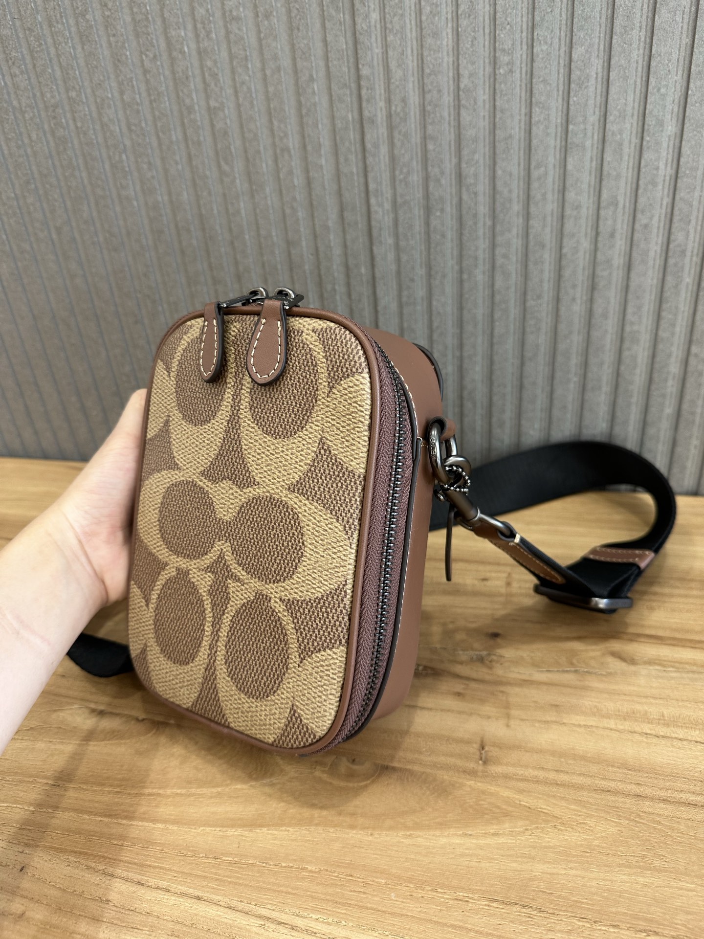 Coach 新款Coach蔻驰CBI33 Stanton Crossbody小方包手机包黑色 老花大logo设计 日常又不失