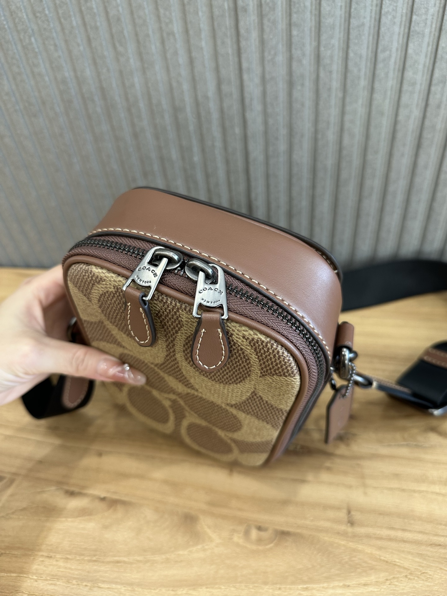 Coach 新款Coach蔻驰CBI33 Stanton Crossbody小方包手机包黑色 老花大logo设计 日常又不失