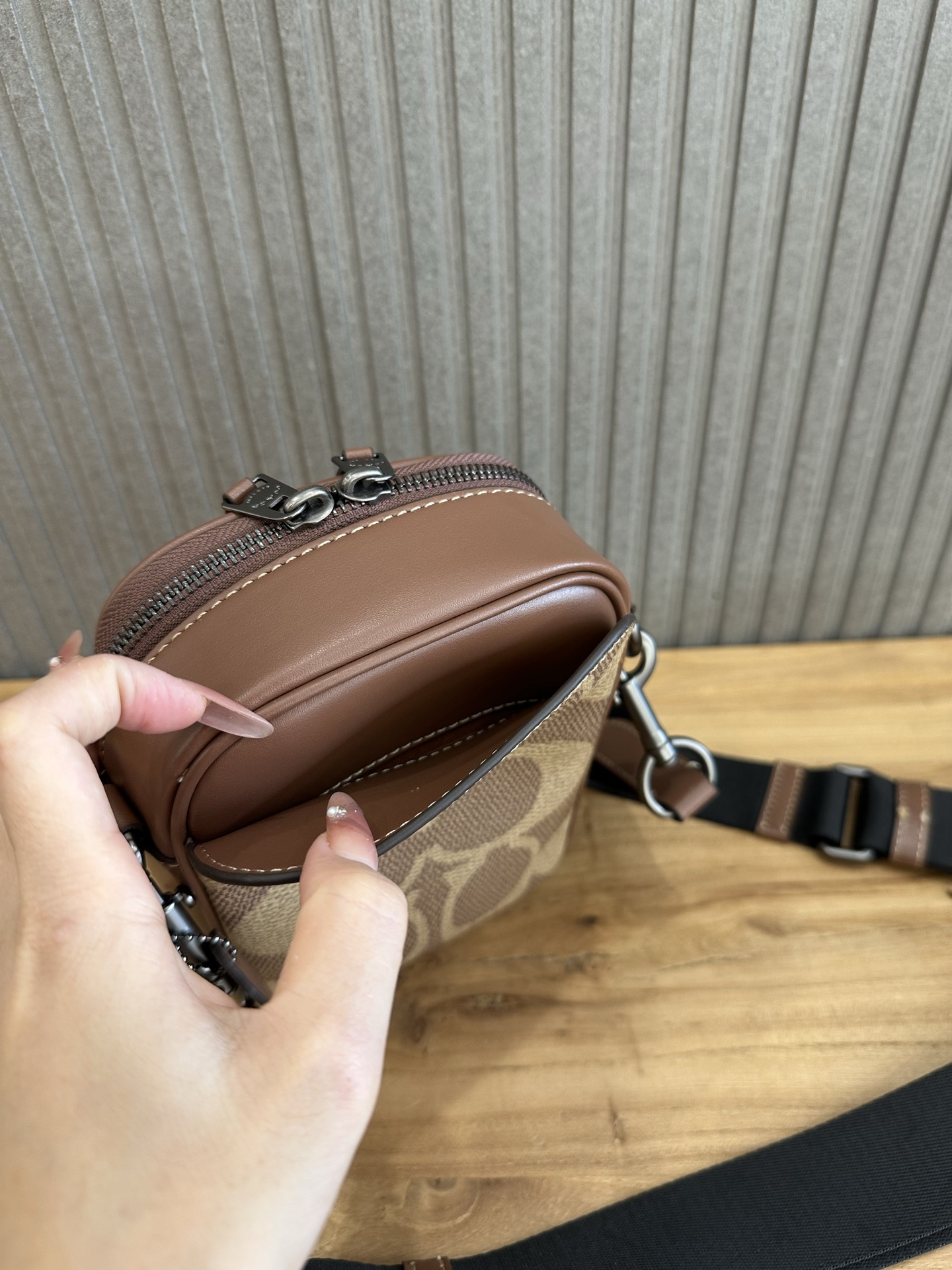 Coach 新款Coach蔻驰CBI33 Stanton Crossbody小方包手机包黑色 老花大logo设计 日常又不失
