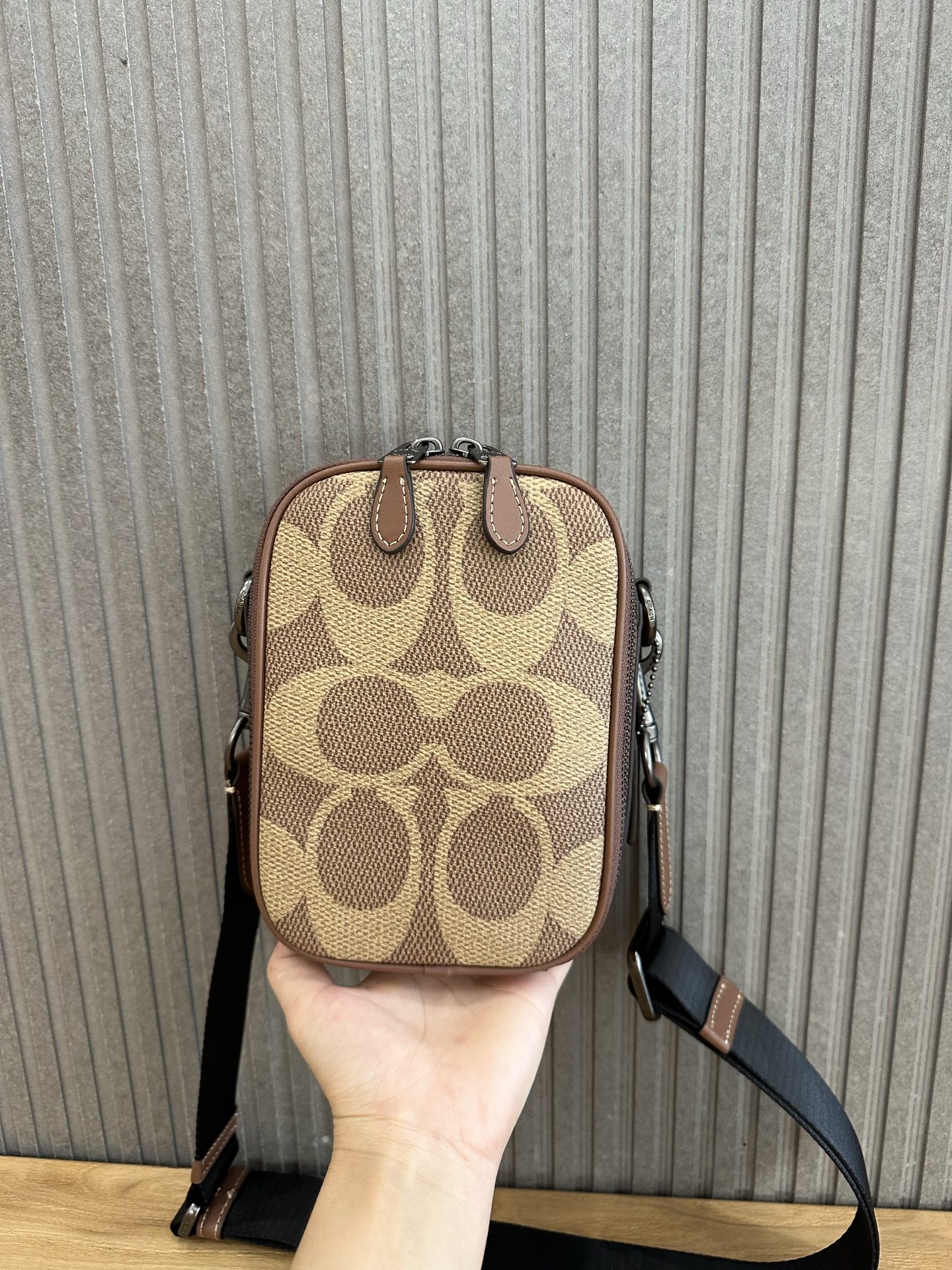 Coach 新款Coach蔻驰CBI33 Stanton Crossbody小方包手机包黑色 老花大logo设计 日常又不失