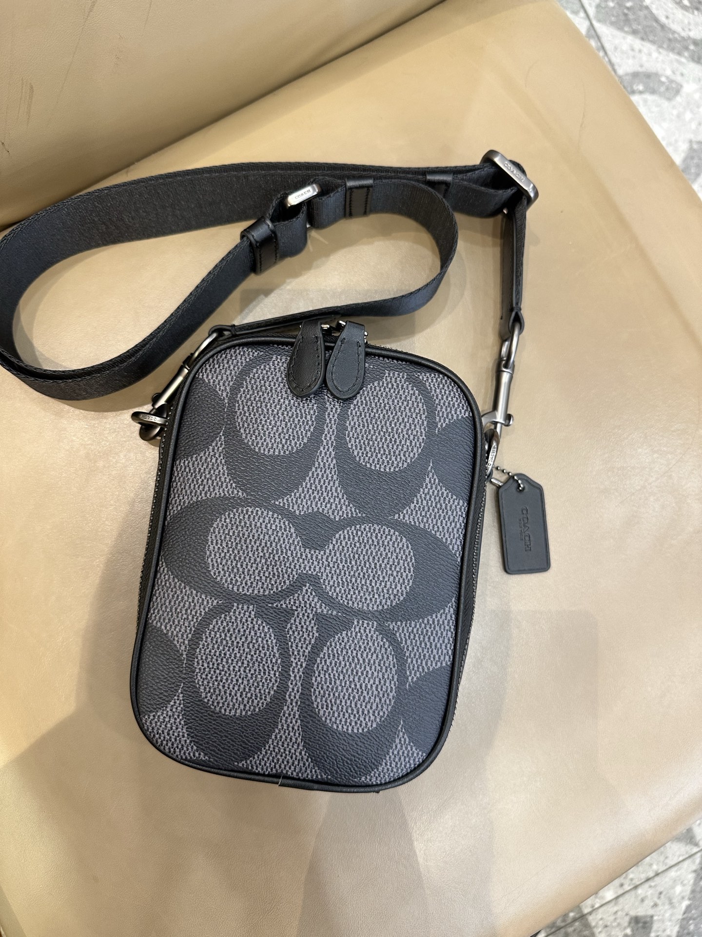 Coach 新款Coach蔻驰CBI33 Stanton Crossbody小方包手机包黑色 老花大logo设计 日常又不失