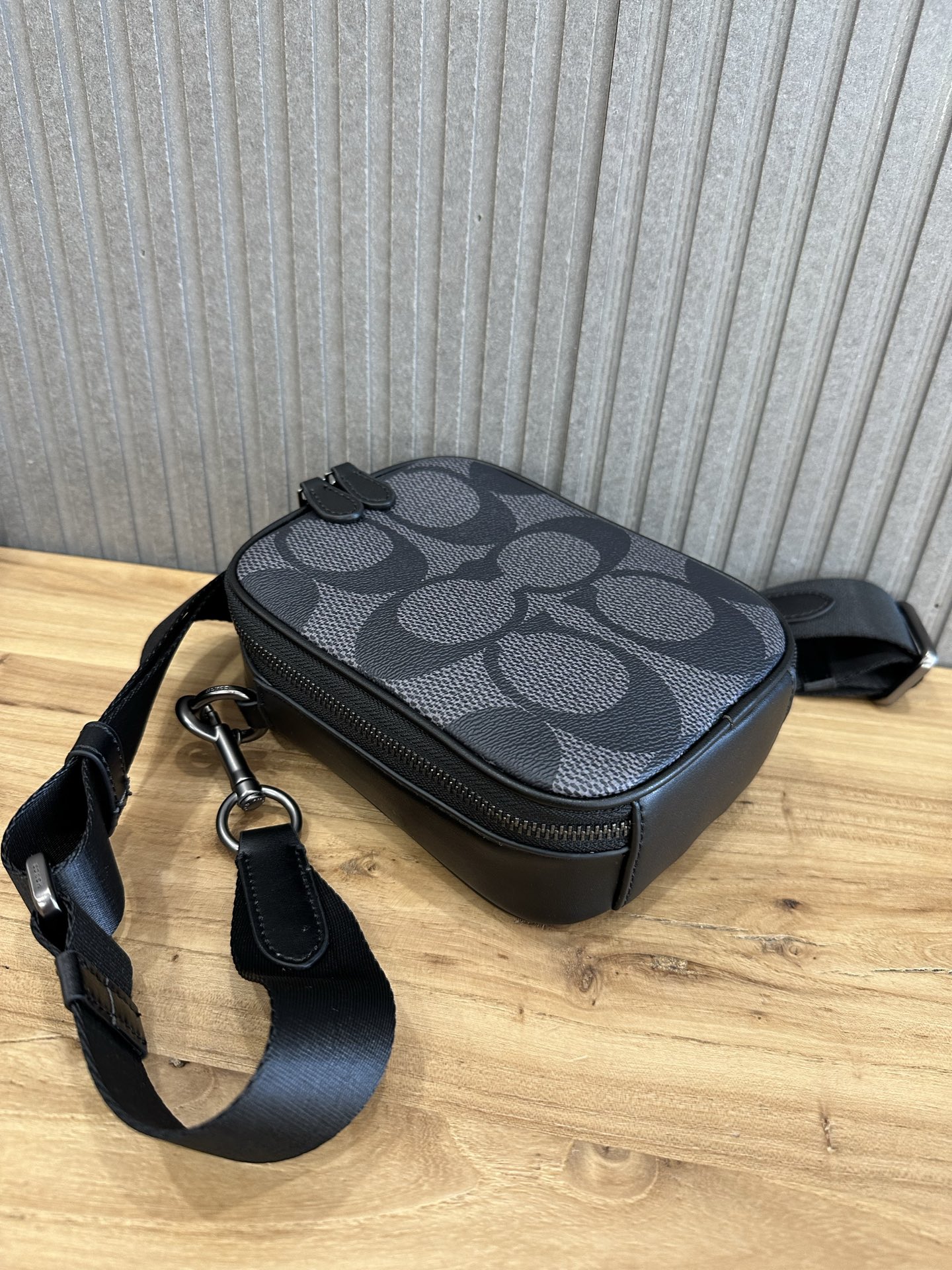 Coach 新款Coach蔻驰CBI33 Stanton Crossbody小方包手机包黑色 老花大logo设计 日常又不失