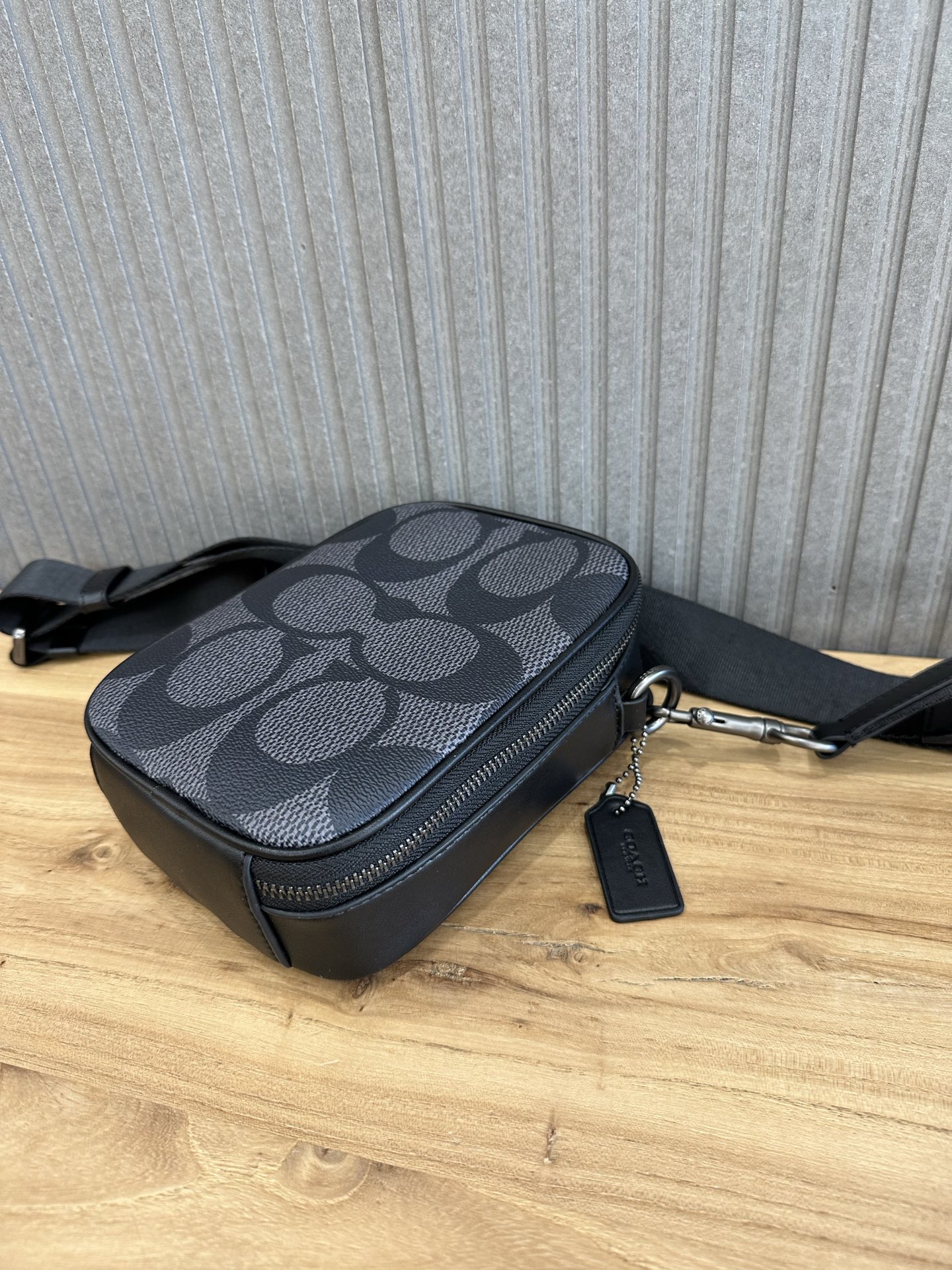 Coach 新款Coach蔻驰CBI33 Stanton Crossbody小方包手机包黑色 老花大logo设计 日常又不失