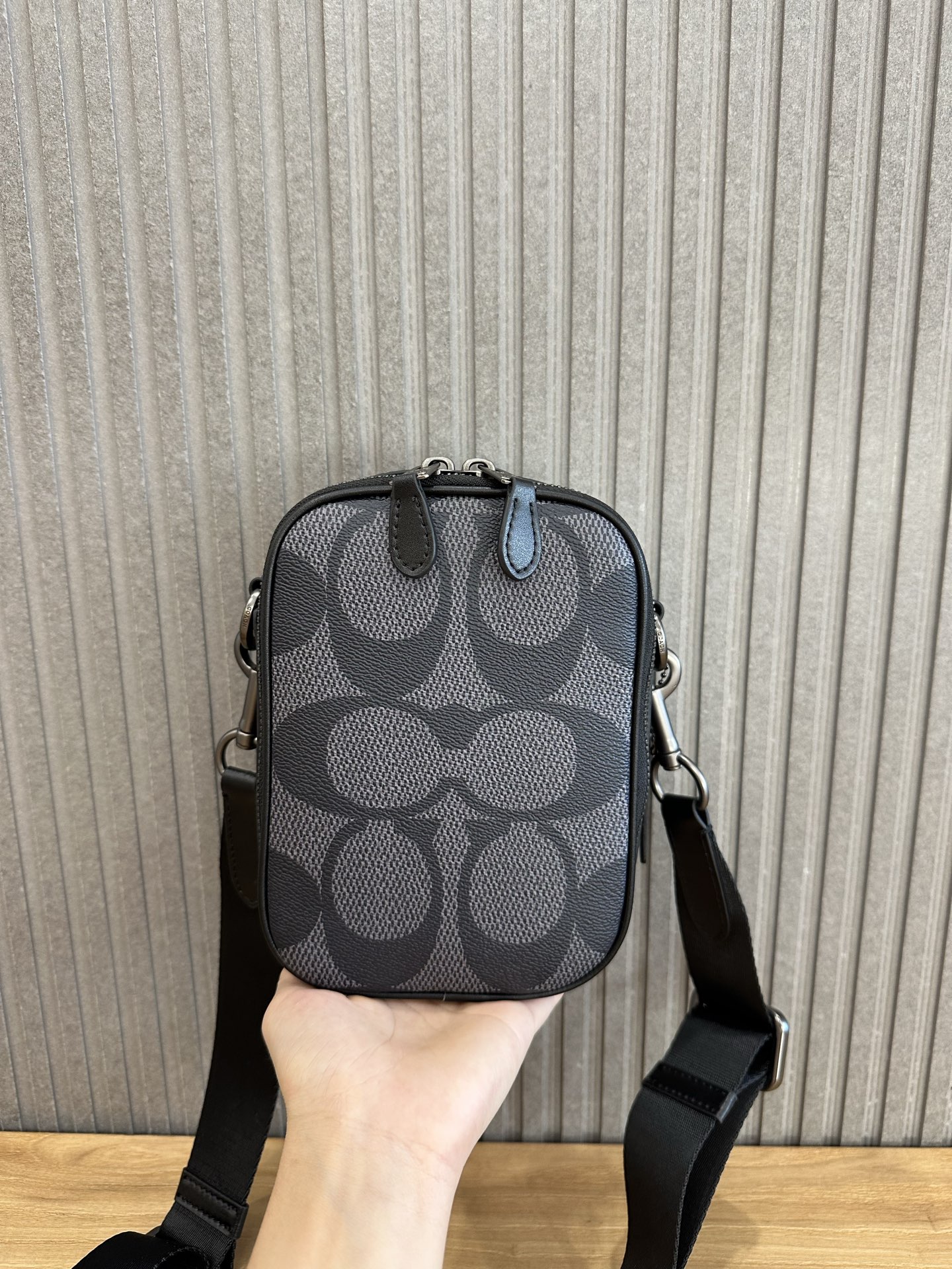Coach 新款Coach蔻驰CBI33 Stanton Crossbody小方包手机包黑色 老花大logo设计 日常又不失