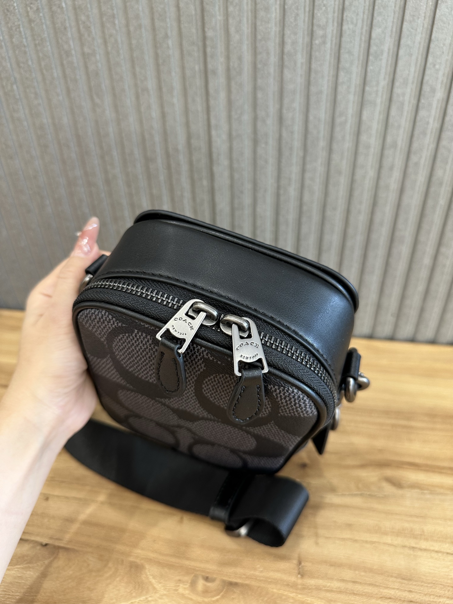 Coach 新款Coach蔻驰CBI33 Stanton Crossbody小方包手机包黑色 老花大logo设计 日常又不失
