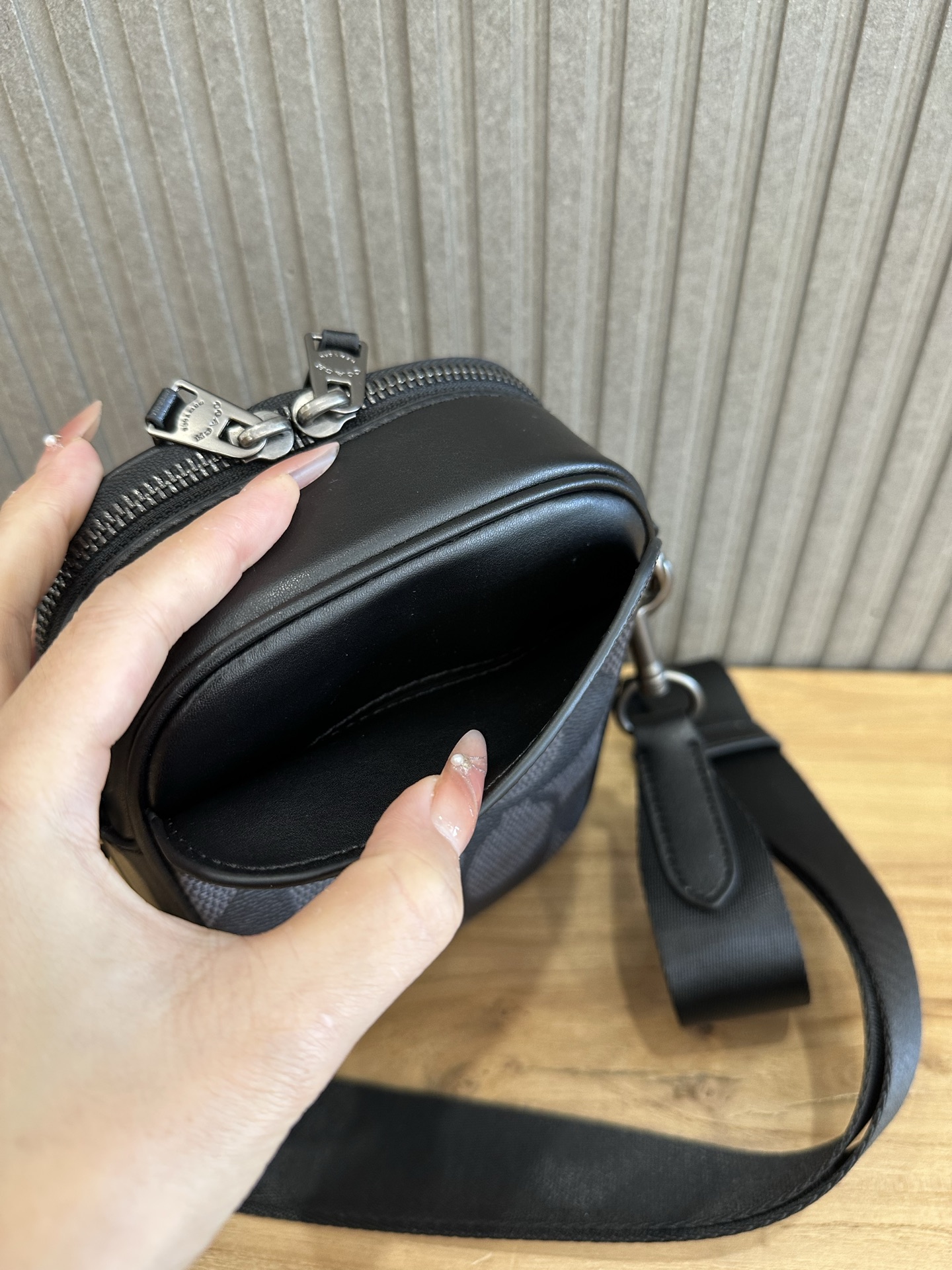 Coach 新款Coach蔻驰CBI33 Stanton Crossbody小方包手机包黑色 老花大logo设计 日常又不失