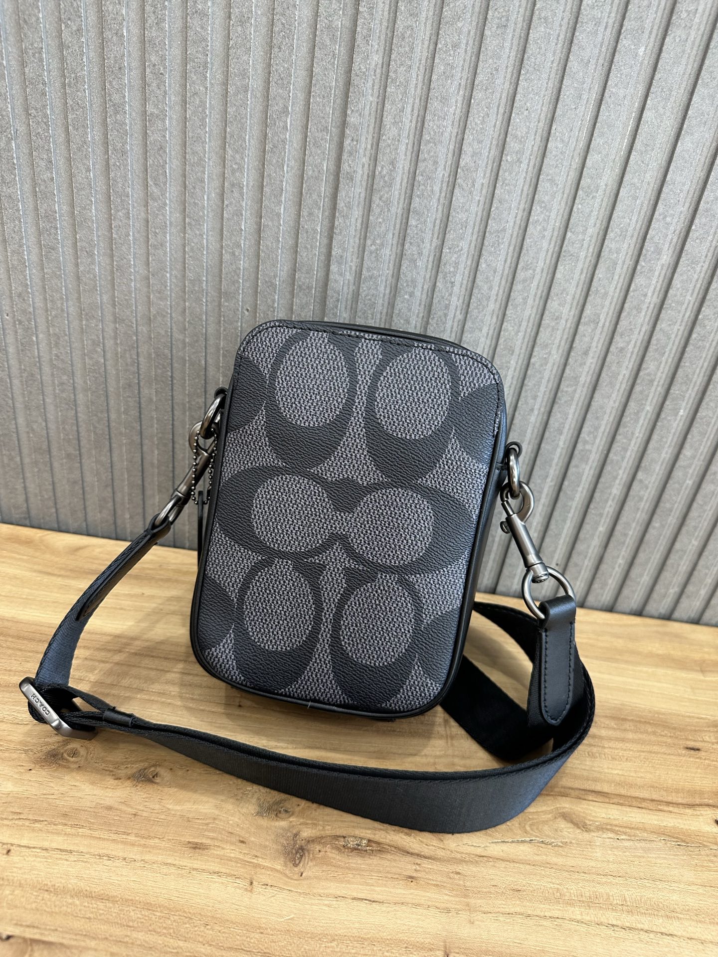 Coach 新款Coach蔻驰CBI33 Stanton Crossbody小方包手机包黑色 老花大logo设计 日常又不失