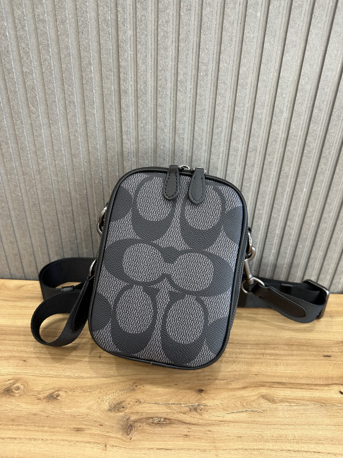 Coach 新款Coach蔻驰CBI33 Stanton Crossbody小方包手机包黑色 老花大logo设计 日常又不失